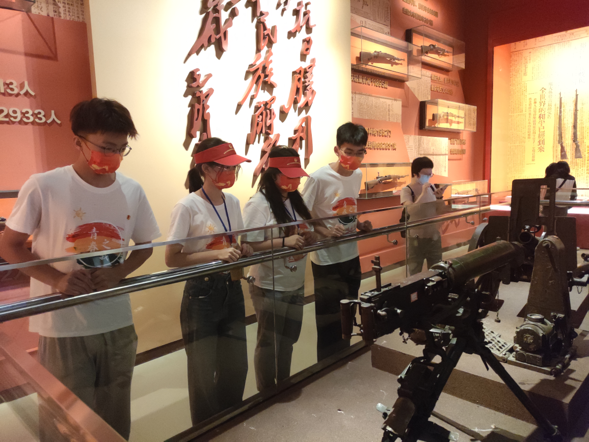 实践团成员在中共中央西北局纪念馆参观文物