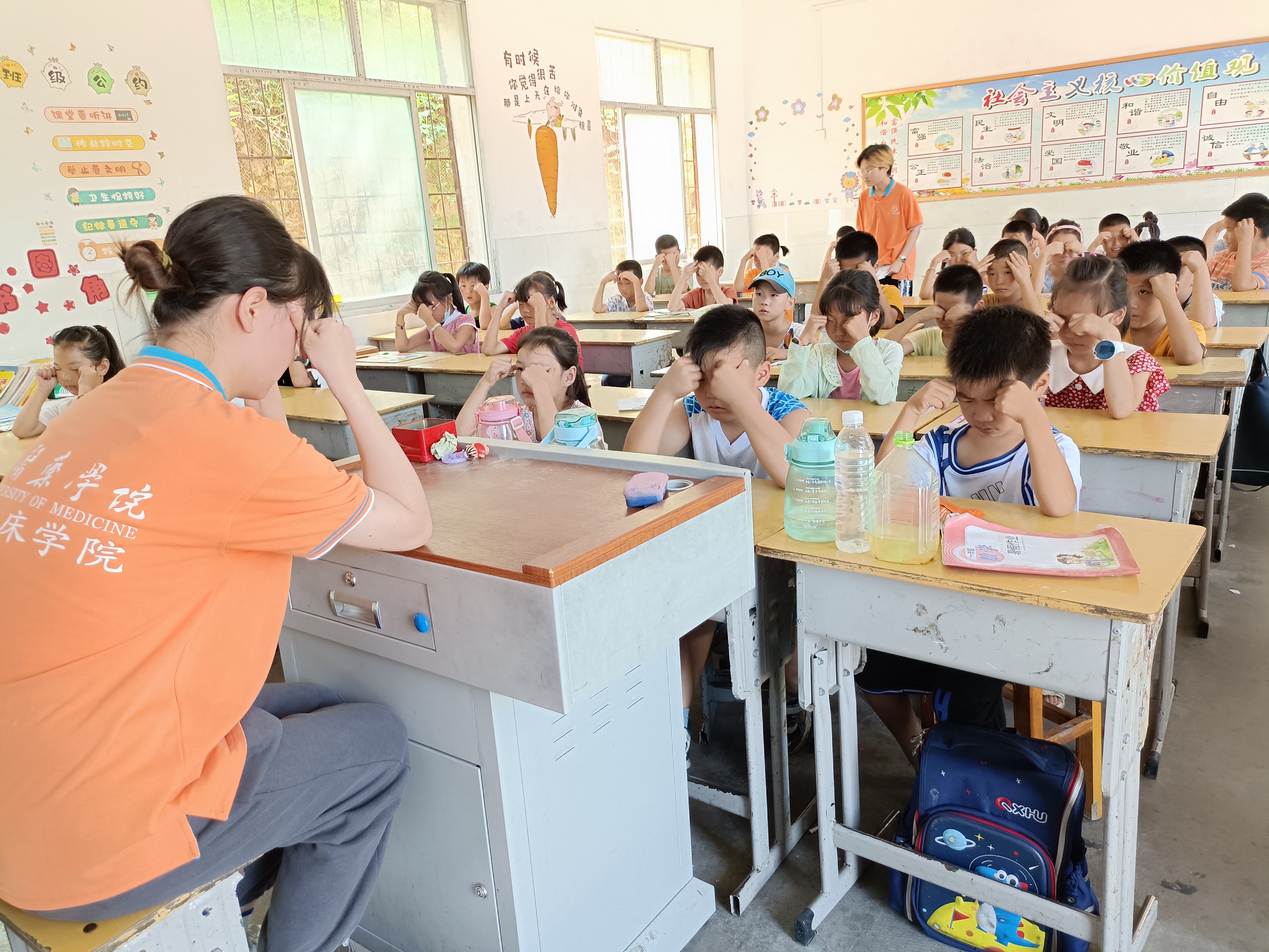 图为实践队队员董珊珊带着一、二年级的学生一起课前做眼保健操时的场景。通讯员 张林婷 供图