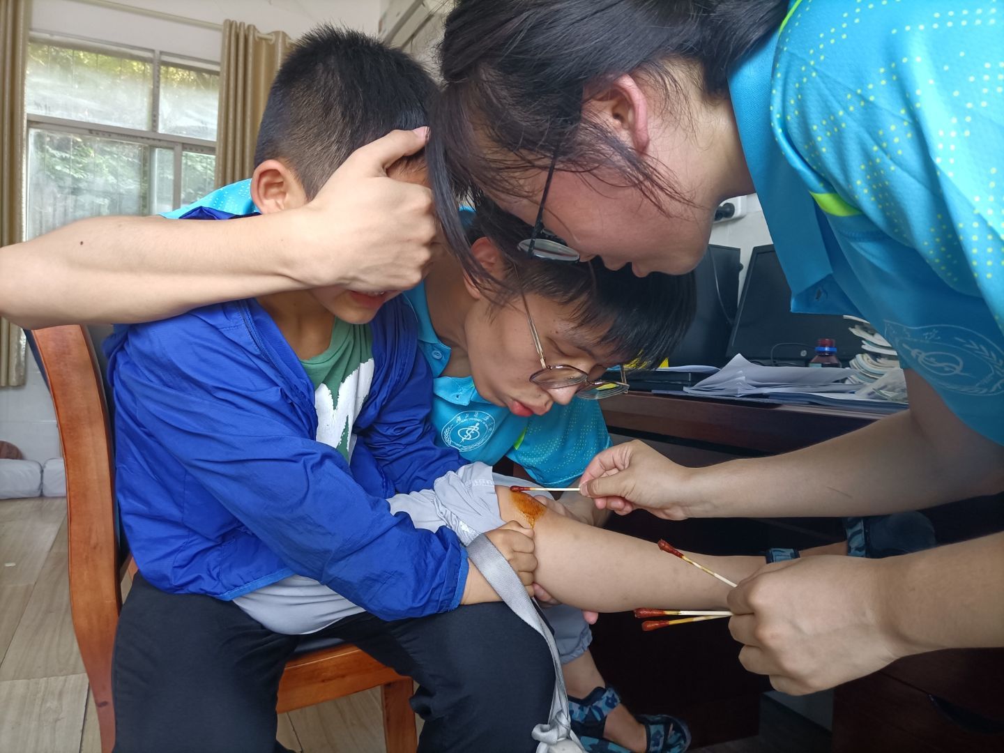 ﻿﻿图为果果老师和巧巧老师为运动受伤学生处理伤口时的场景。通讯员 张林婷 供图
