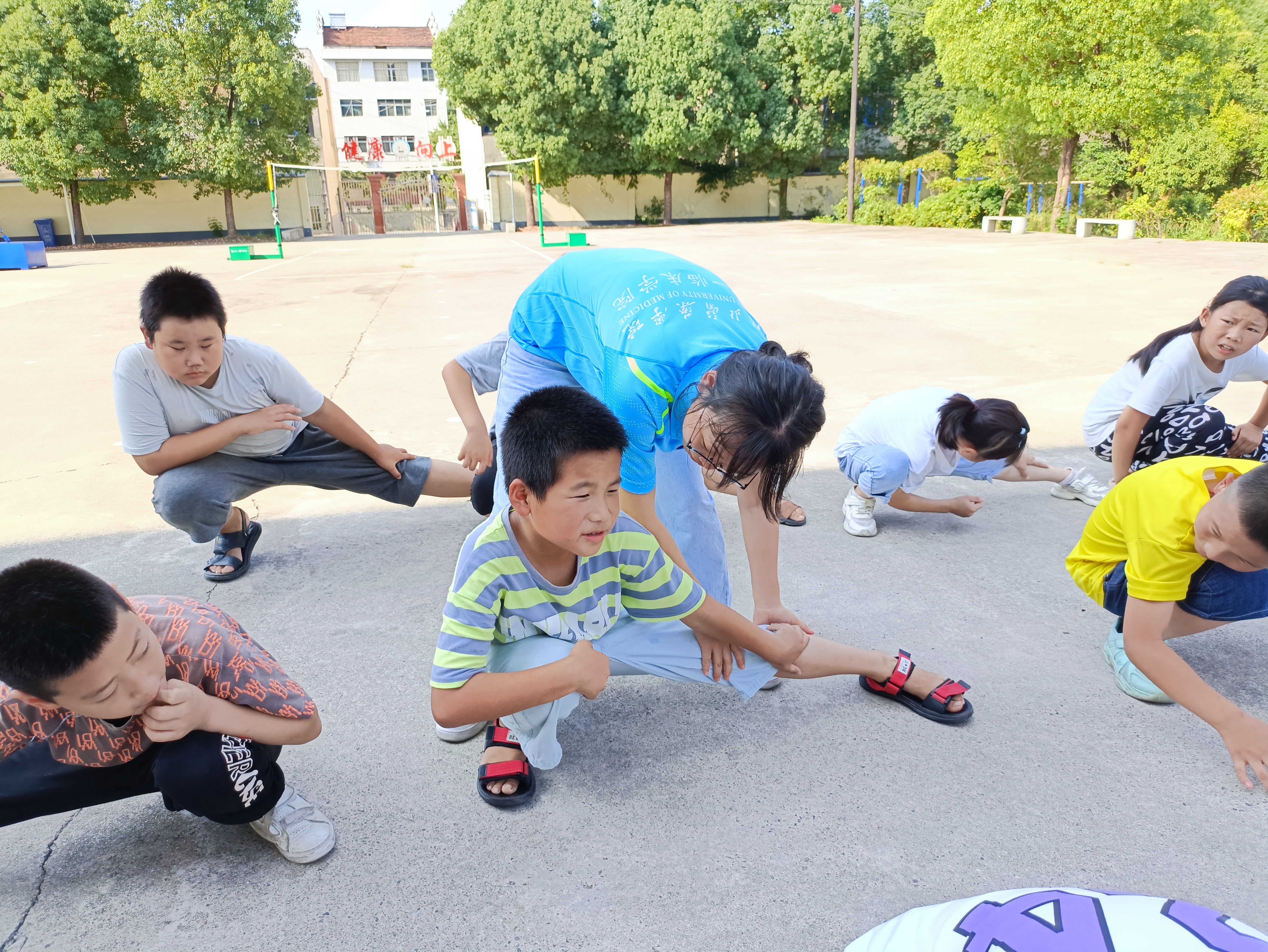 ﻿﻿图为巧巧老师在体操课堂上规范四年级学生动作时的场景。通讯员 张林婷 供图