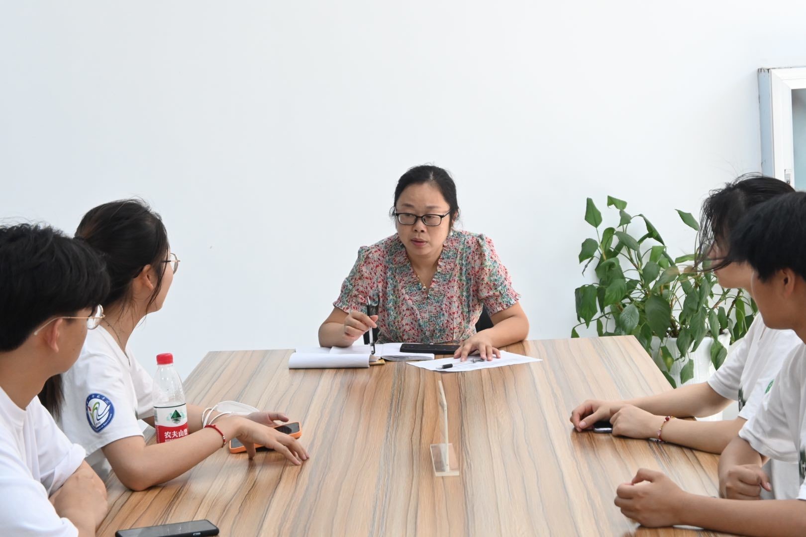 图为当地负责人与志愿者进行教学任务和生活起居的交流。（湖北第二师范学院 周冉 供图）.jpg