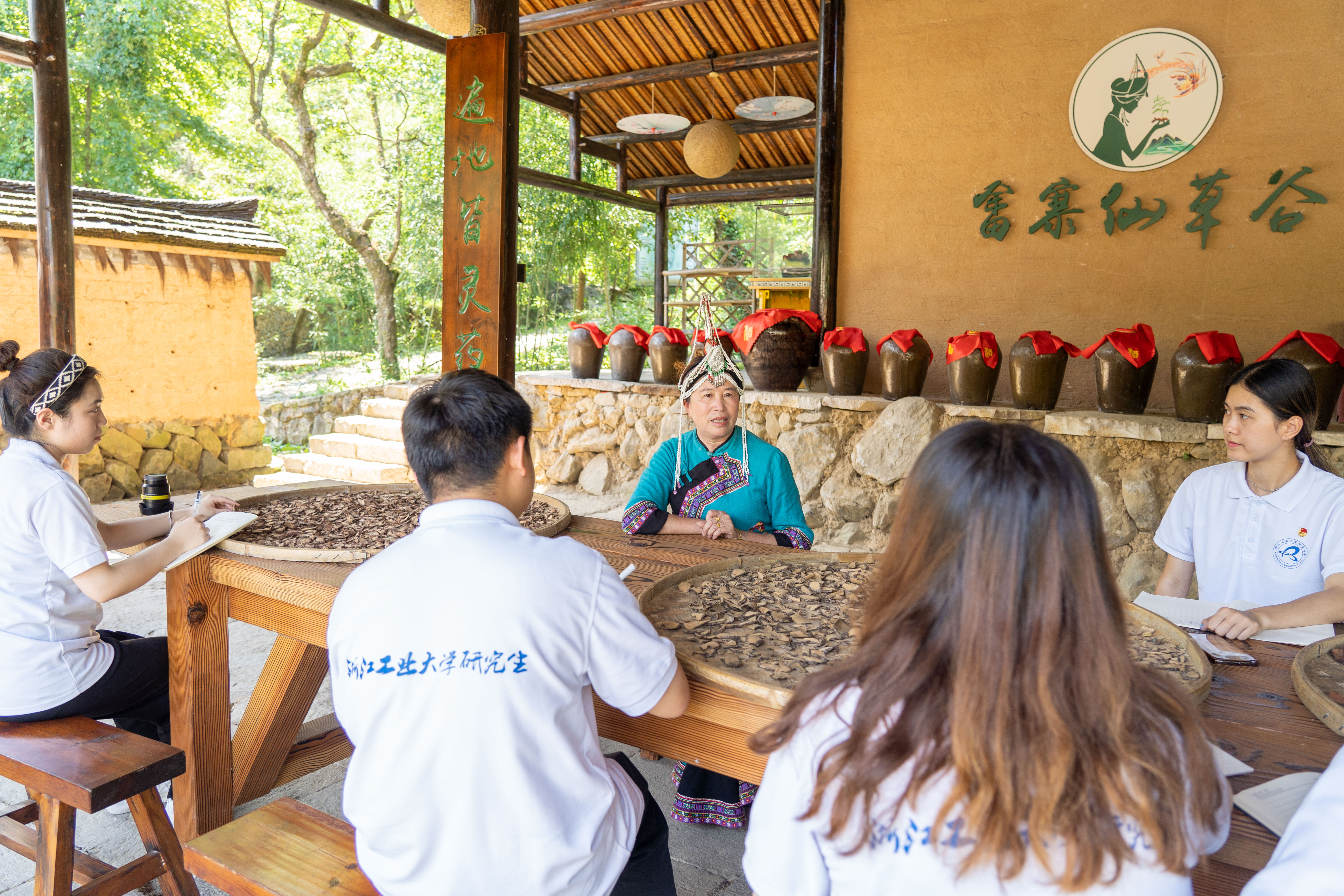 图为畲族歌手、浙江省级非遗传承人蓝仙兰女士向实践队介绍畲歌、畲酒、畲药发展现状。