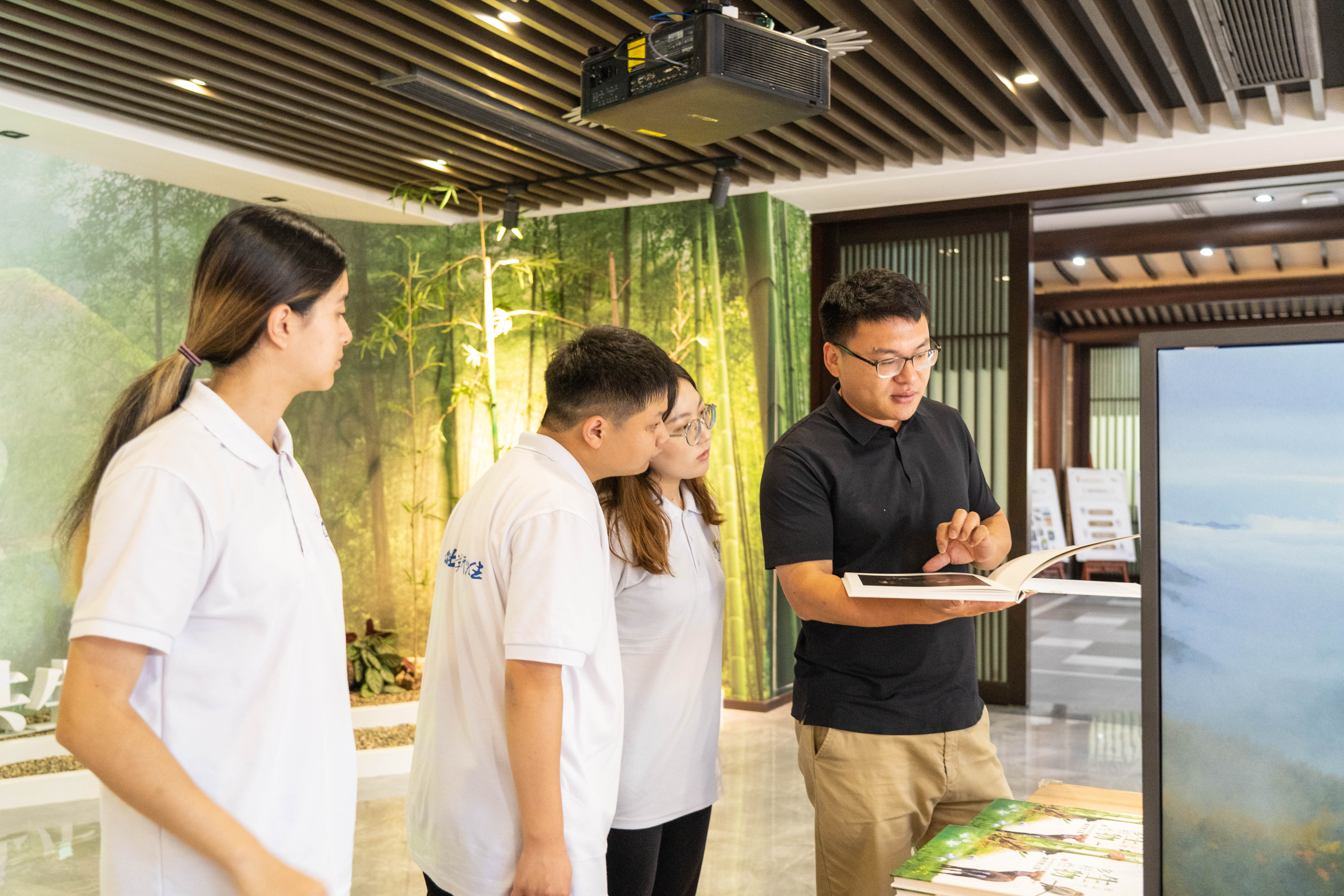 图为浙江省杭州市余杭区径山镇径山村“活力返乡人”、禅村旅游开发有限公司负责人马宽先生带领实践队参观“标本博物馆”。