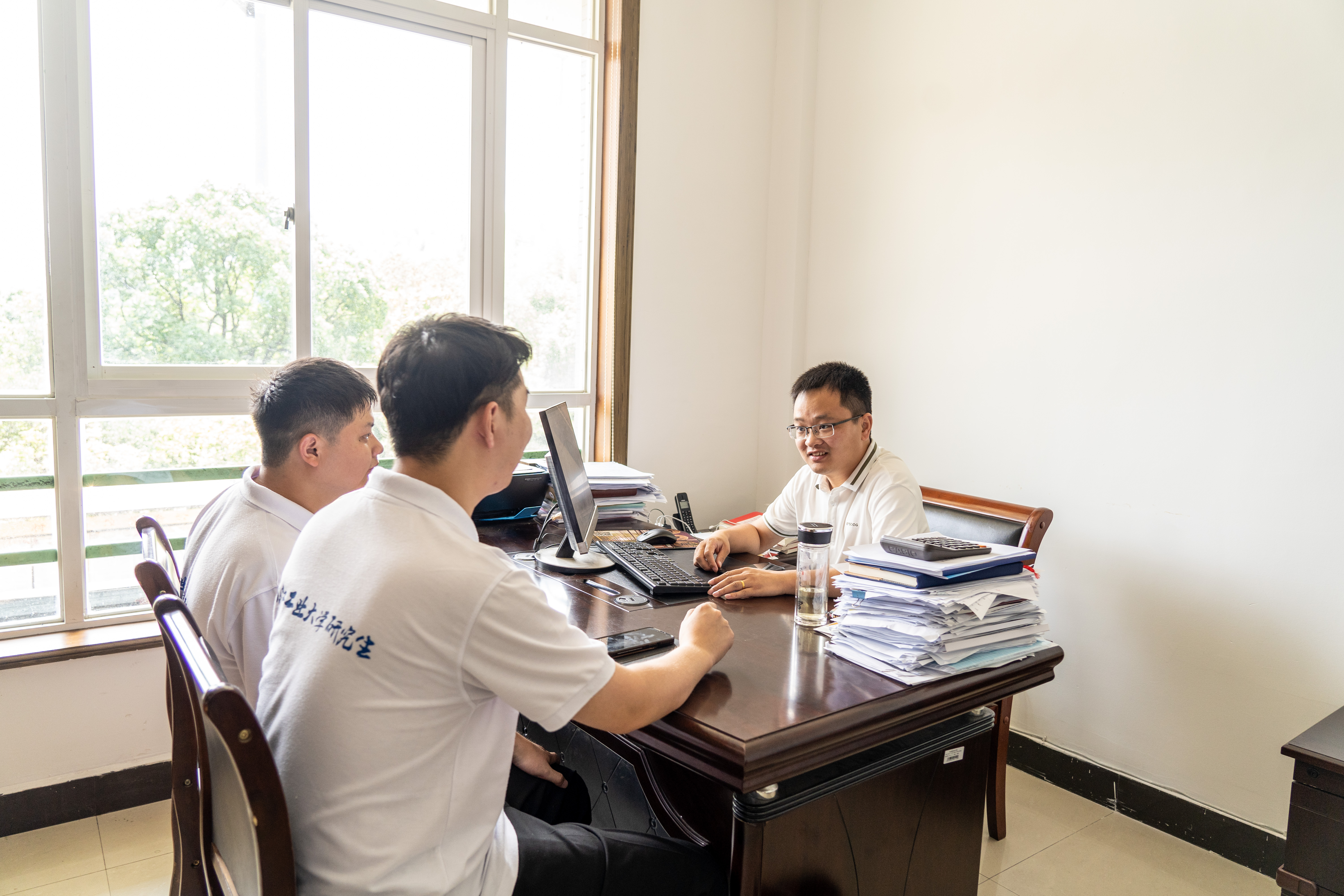 图为浙江省杭州市余杭区径山镇径山村党总支马春强副书记向实践队介绍径山村未来乡村数智平台与“茶多分”制度。