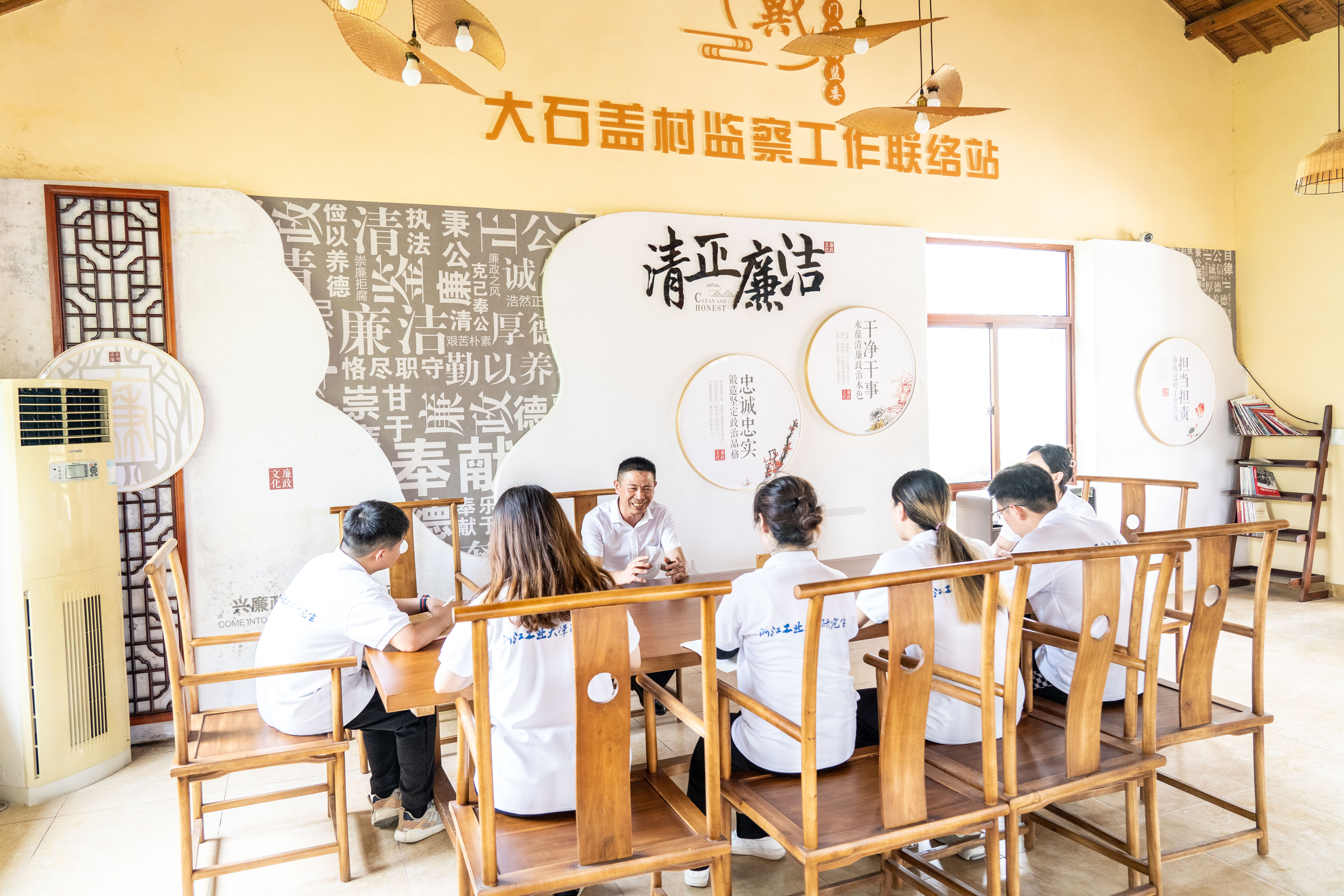 图为浙江省杭州市萧山区戴村镇大石盖村纪委周金友书记向实践队介绍大石盖村基本情况与“初心菜园”未来推进方案。