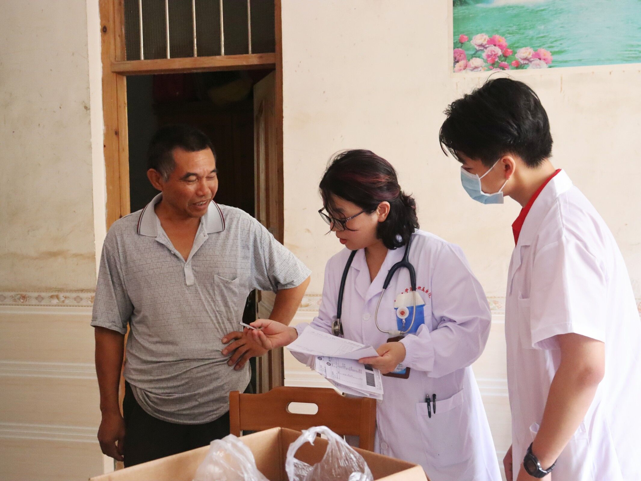 图为肾内科专家进入村民家中，根据化验指标进行更加详细的临床用药指导。