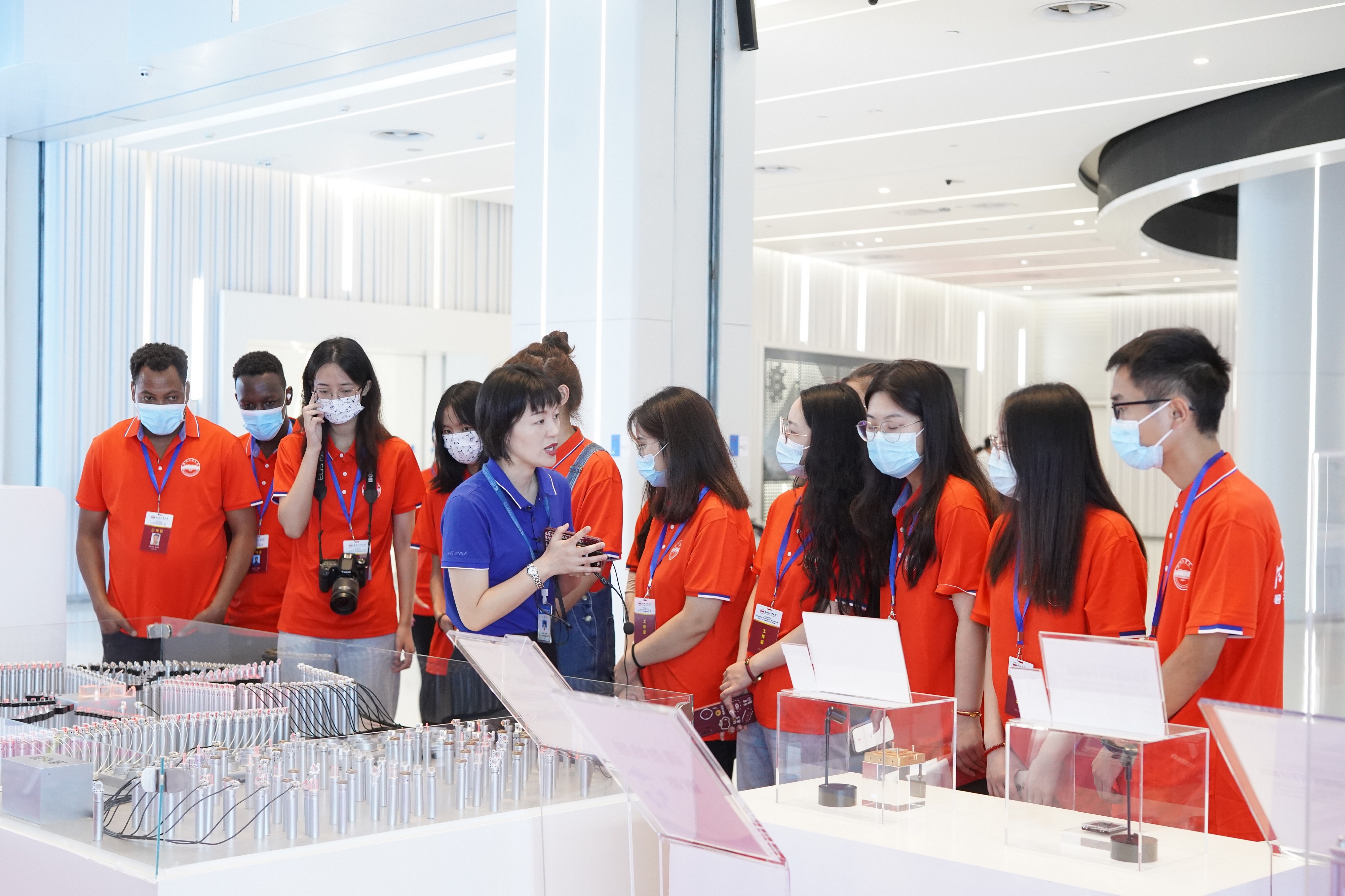 图为团队成员认真聆听讲解员介绍合肥科学岛关于全超导托卡马克装置的科研项目 