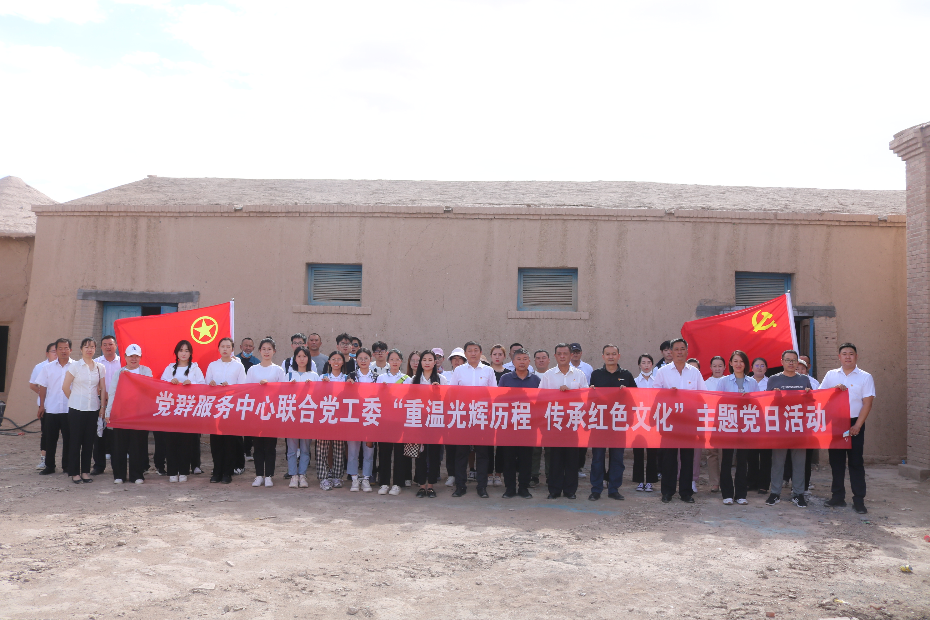 图为“绿色驼铃”团队在苏泊淖尔苏木参加额济纳旗党群服务中心联合党工委开展的“重温光辉历程、传承红色文化”主题党日活动。