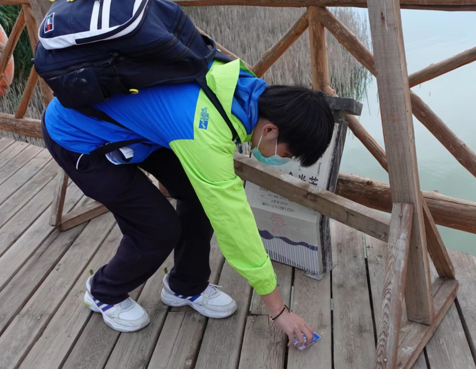 图为队员在居延海进行捡垃圾志愿服务活动。