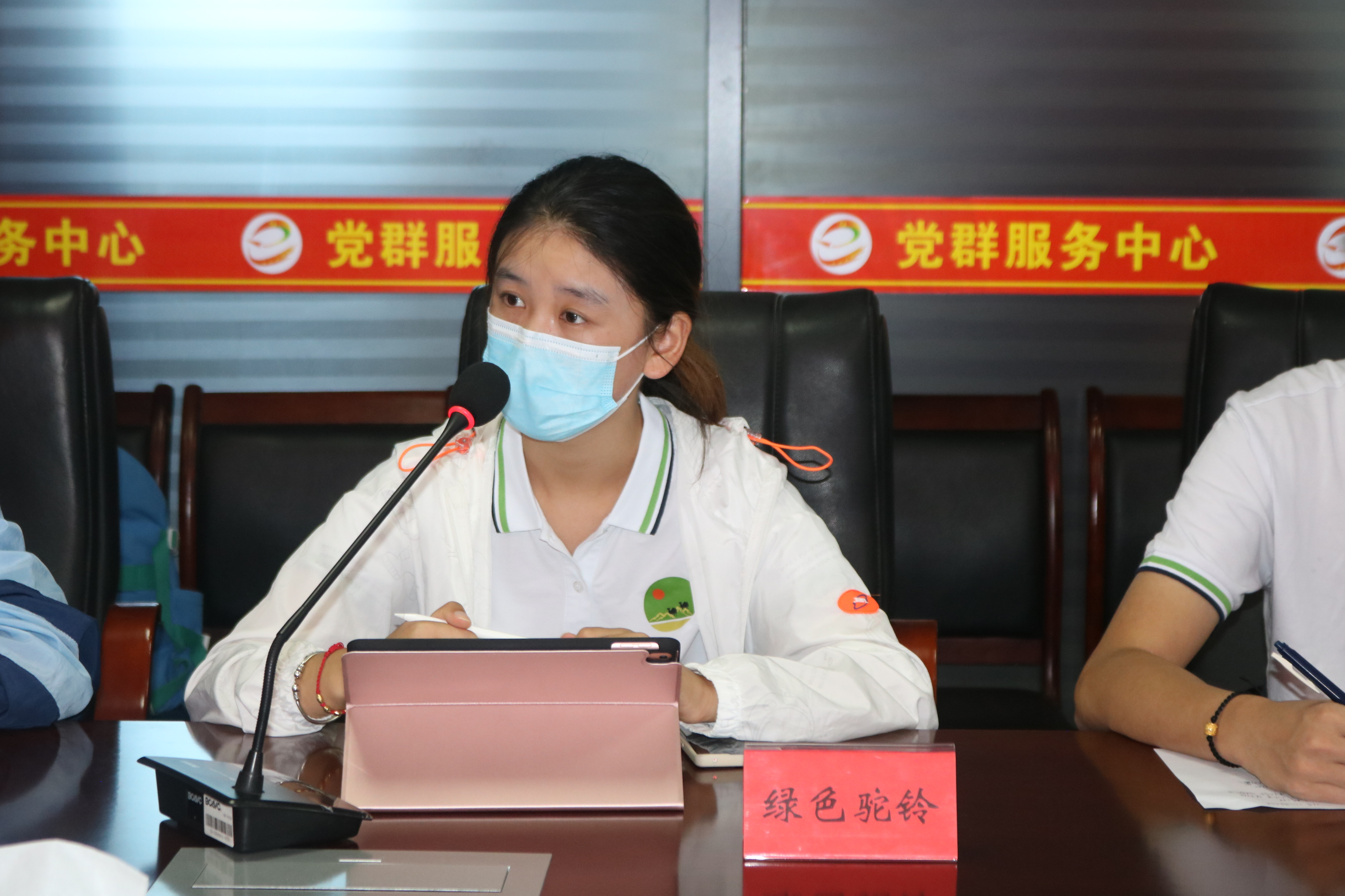 图为“绿色驼铃”团队与当地气象局、水务局、林草局、电业局领导专家就防沙治沙，绿化造林，生态保护，工作感悟等进行深度访谈