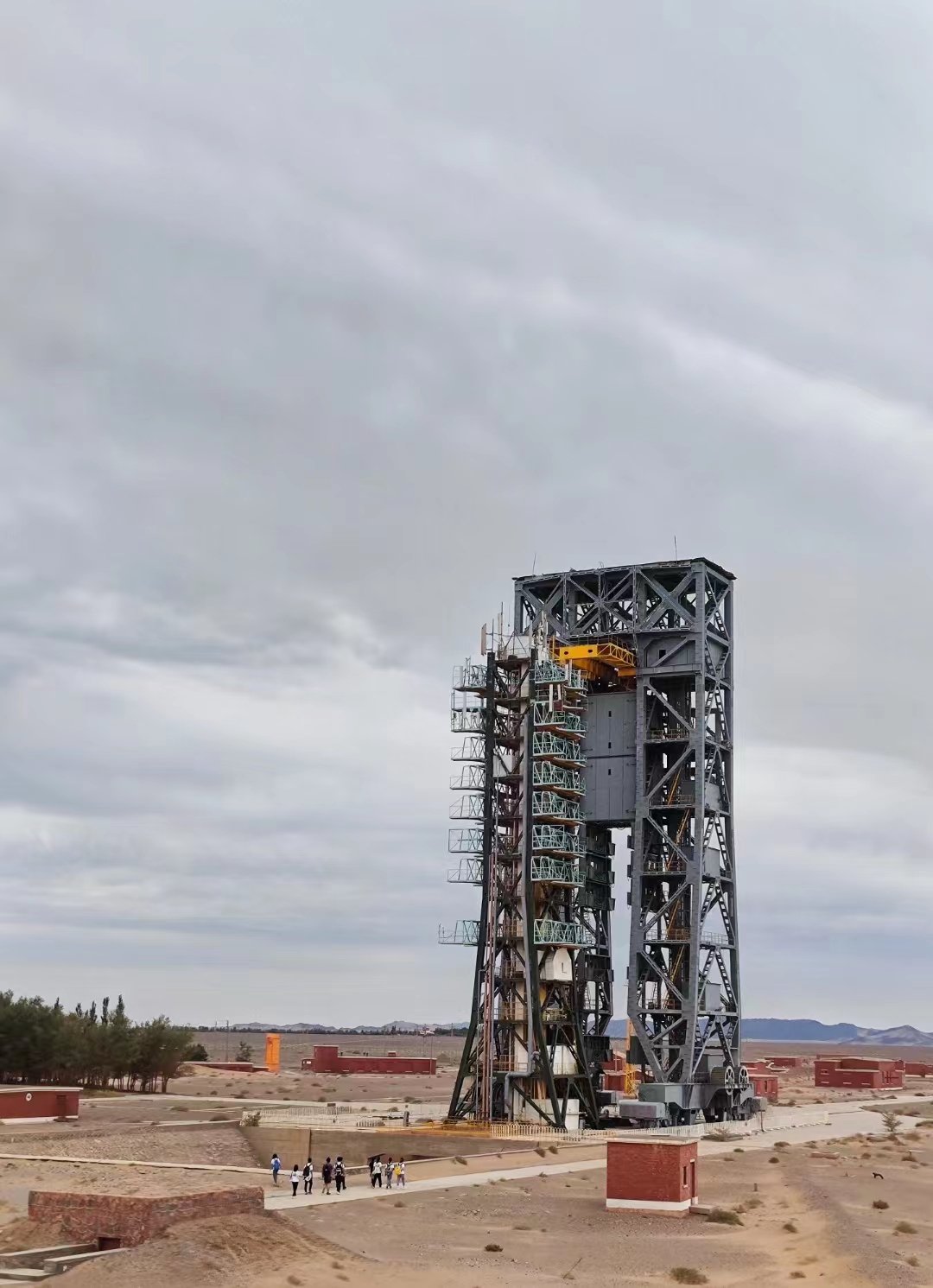 图为队员参观酒泉卫星发射中心2号发射塔。