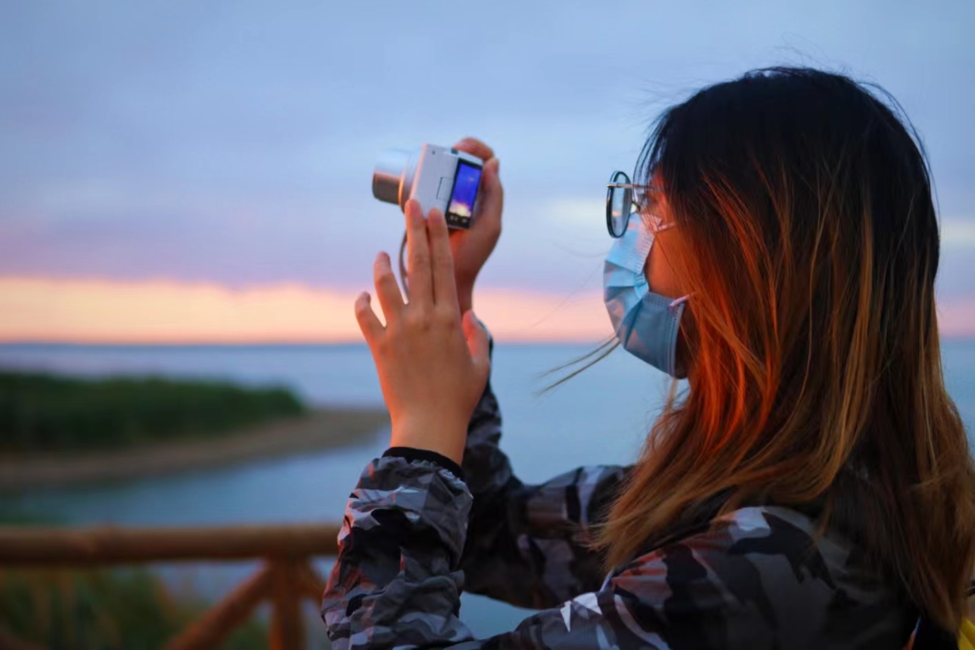 图为队员队员实地考察居延海水系及国家黑河调水工程的现实成效，探访追寻居延海的历史地理变迁 。