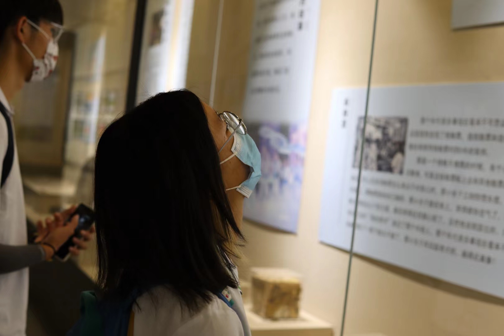 图为队员参观额济纳博物馆，了解当地人文历史与民族风情。