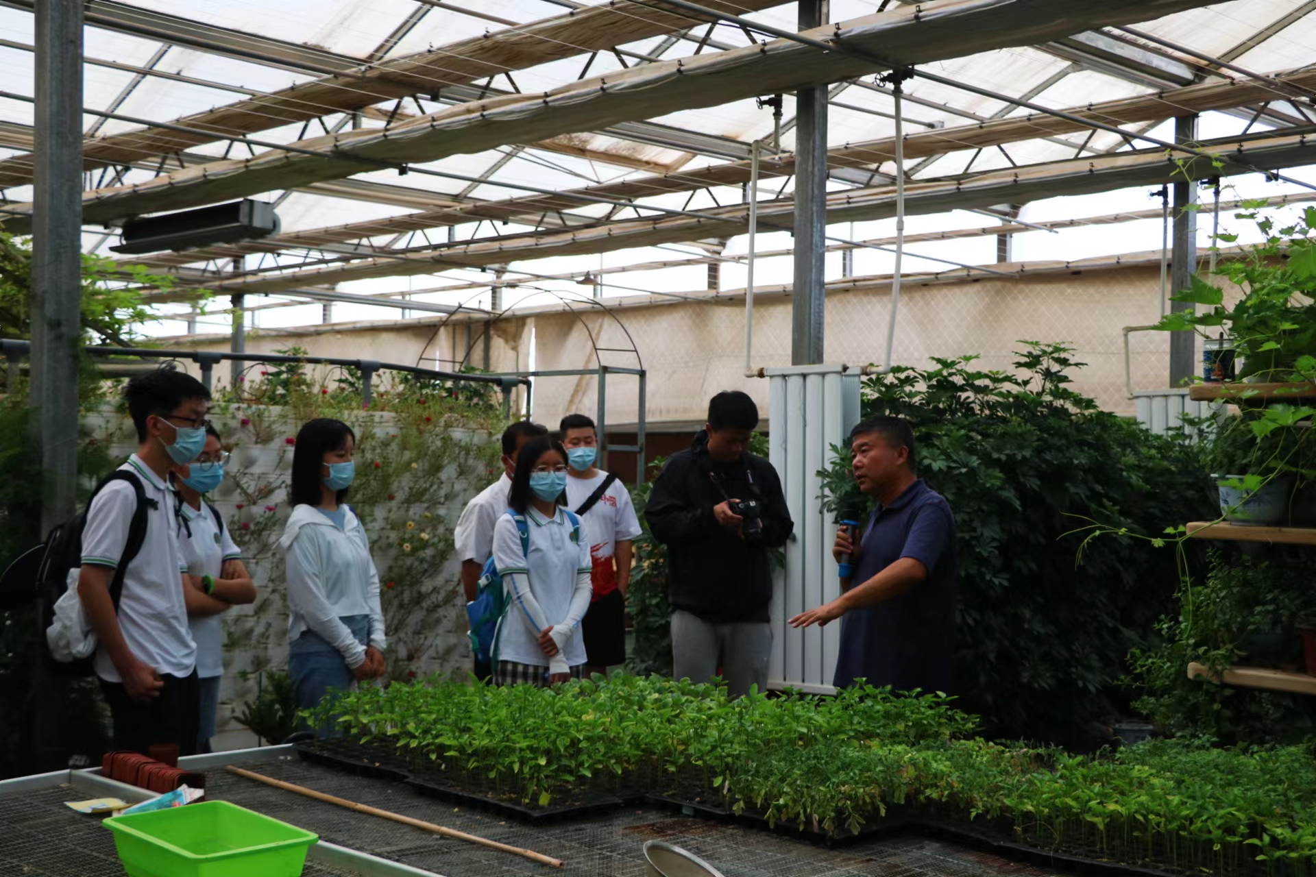 图为队员们聆听党校老师讲授苏泊淖尔苏木现代农业振兴和文化旅游振兴思路与规划。