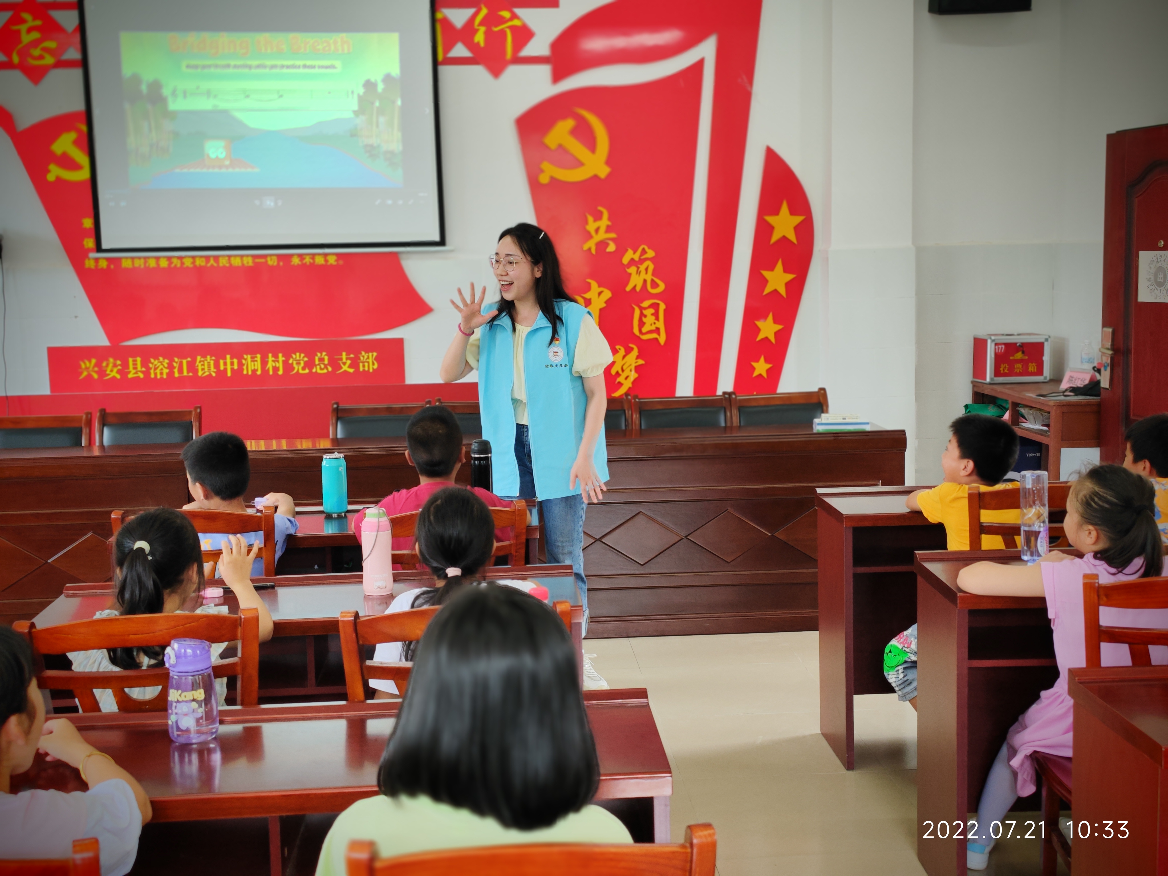 图为实践团成员教孩子们唱歌，体会音乐魅力。（李秀 摄）