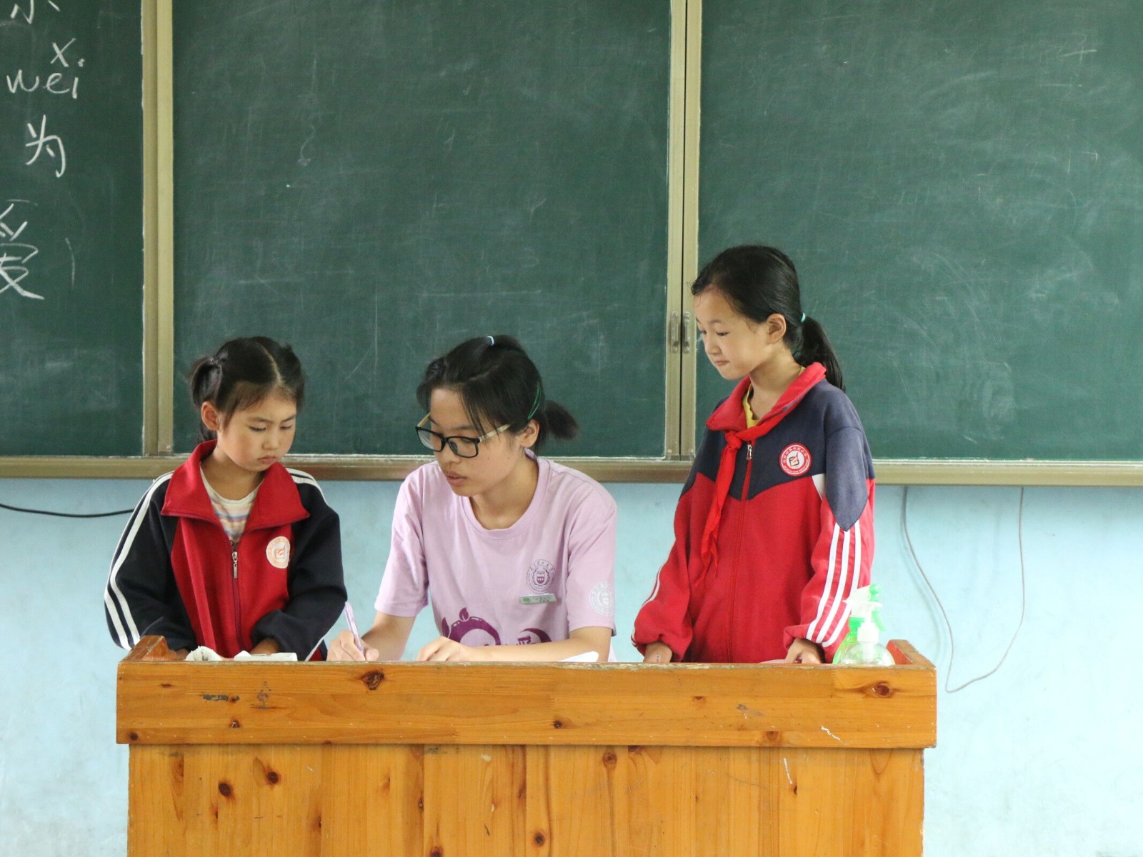 为学生耐心答疑.jpg
