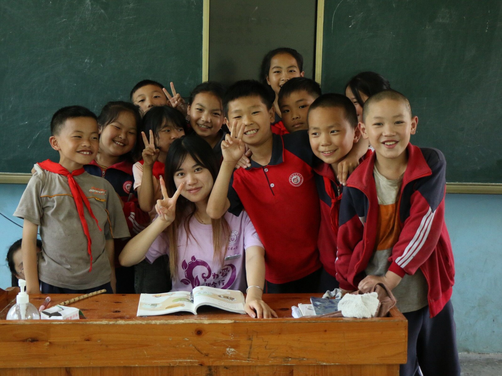 队员与学生合影.jpg