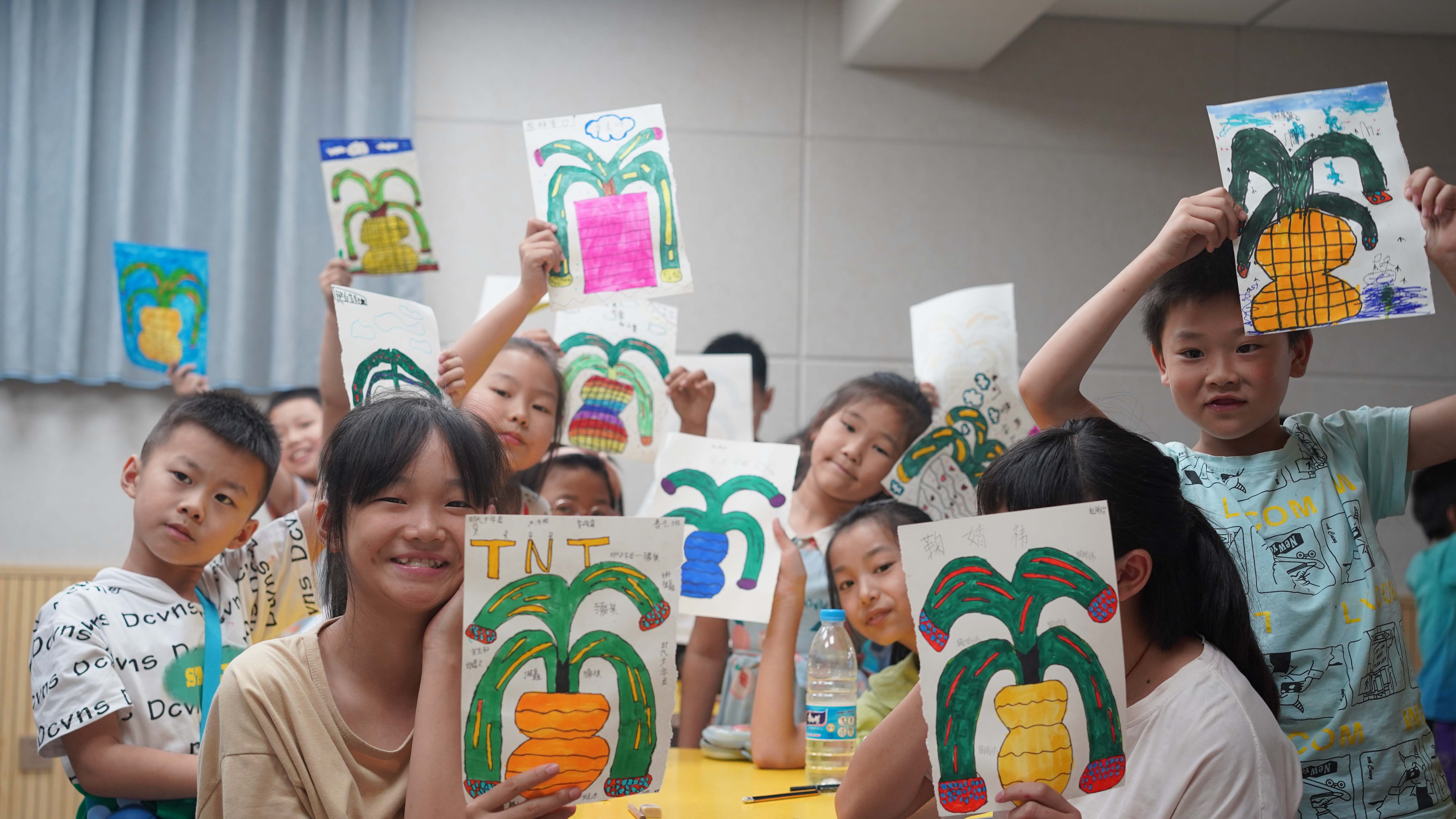 04 绘画课-孩子们一起晒出自己的“作品”东南大学仙山艺梦实践团提供