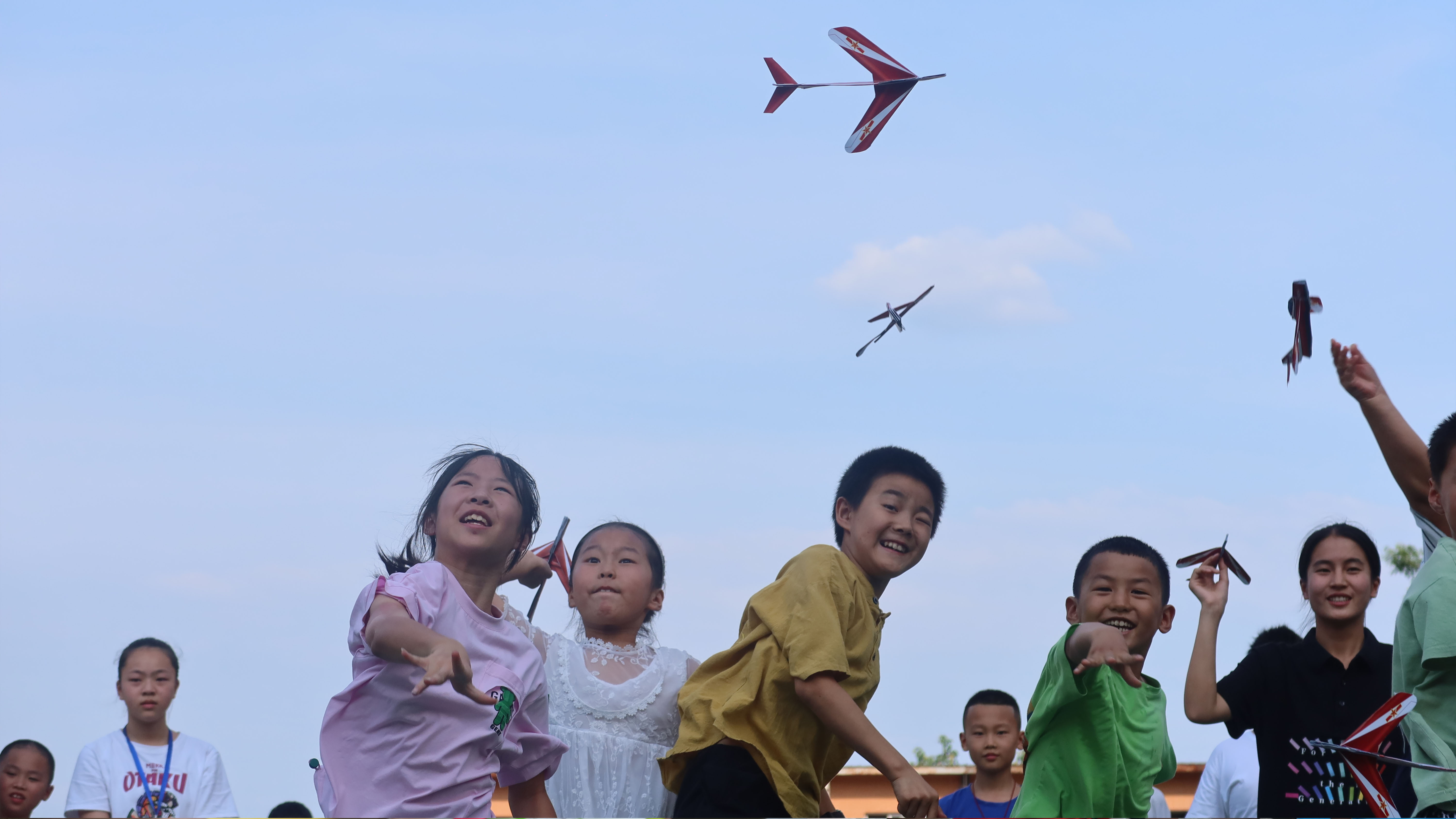 05 航模课-孩子们放飞航模时心情激动 东南大学仙山艺梦实践团提供