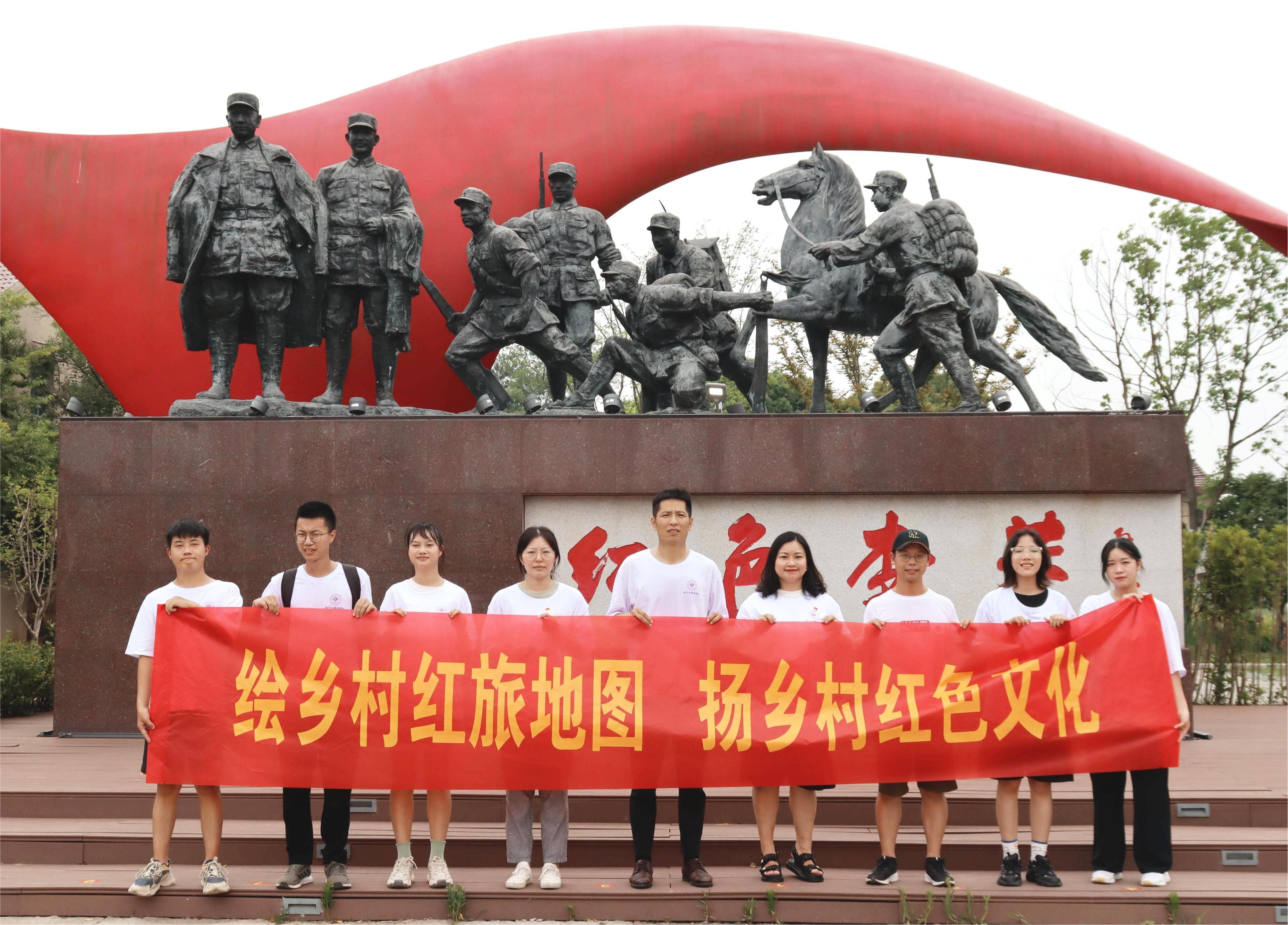 实践队师生在南京溧水区红色李巷调研实践