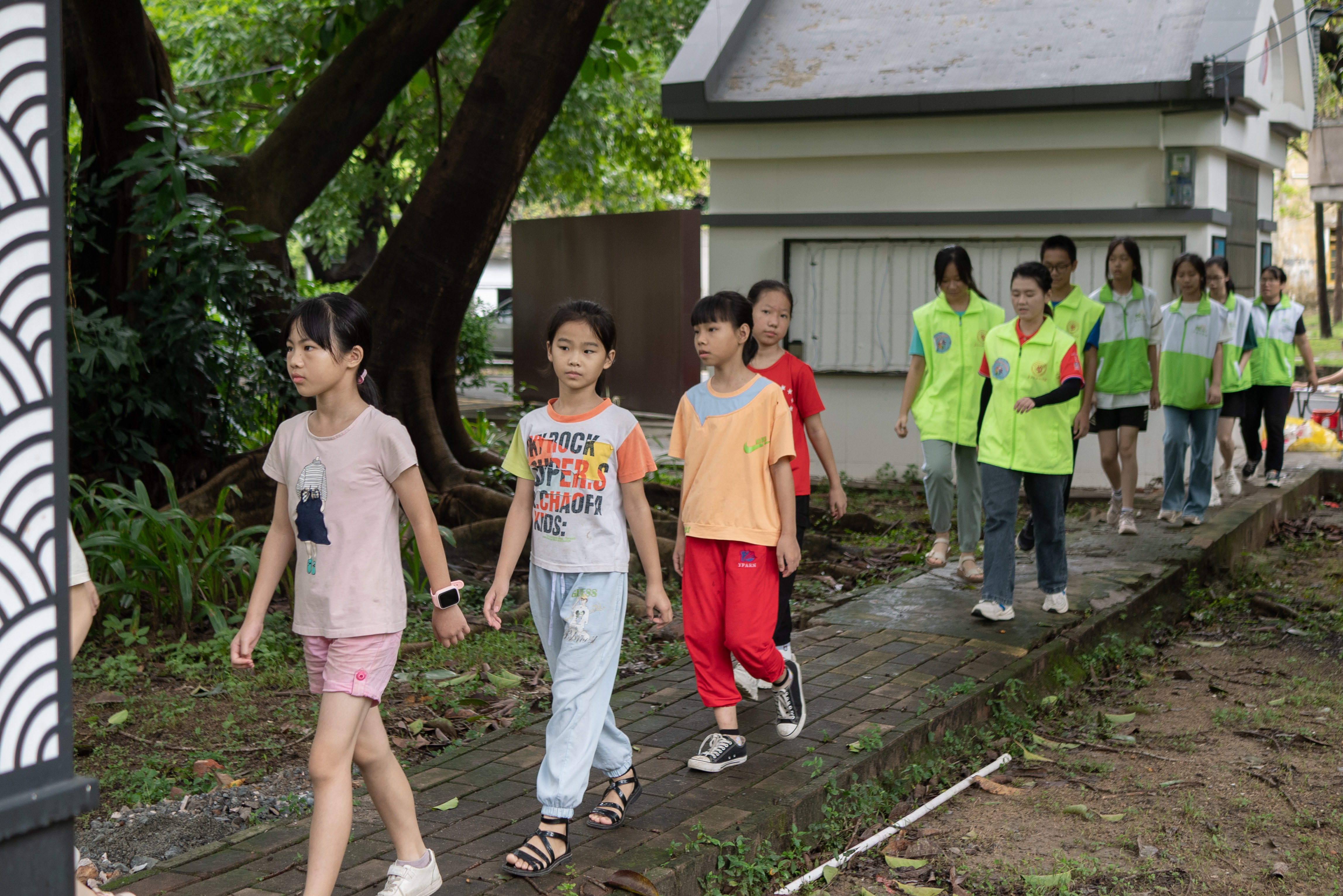 图为广东石油化工学院“绿创使者”志愿服务团队为学生健康而开设的晨跑活动，此时团队成员紧随学生后面。