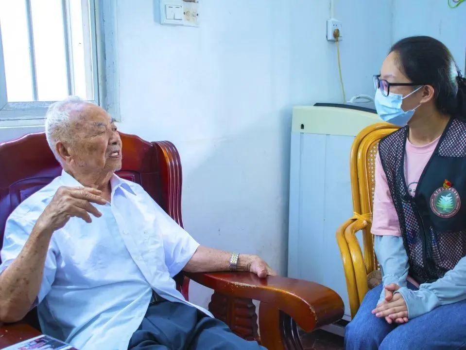 图为实践队队员同张炎老党员一同回忆其抗战历史。