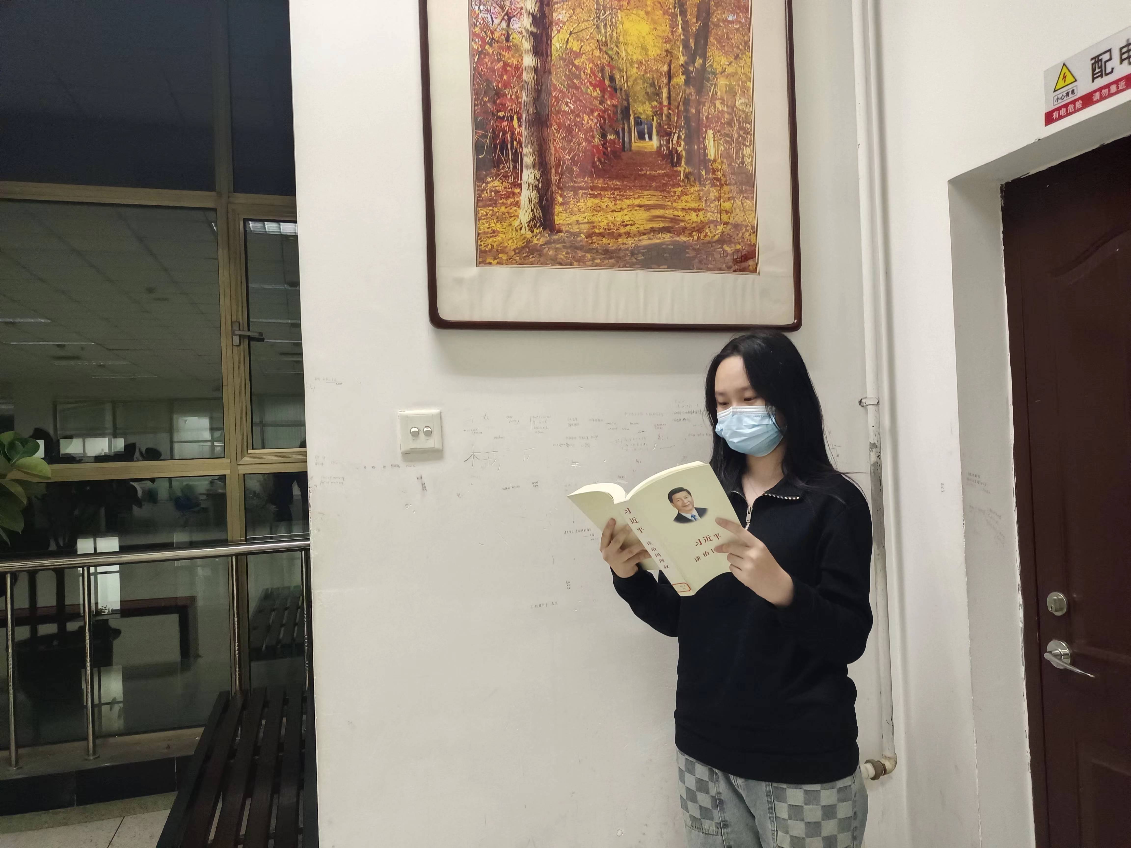 阅读《习近平谈治国理政》，深刻感悟到总书记的重要论述为我们应对新形势、新变化、新挑战指明了方向。