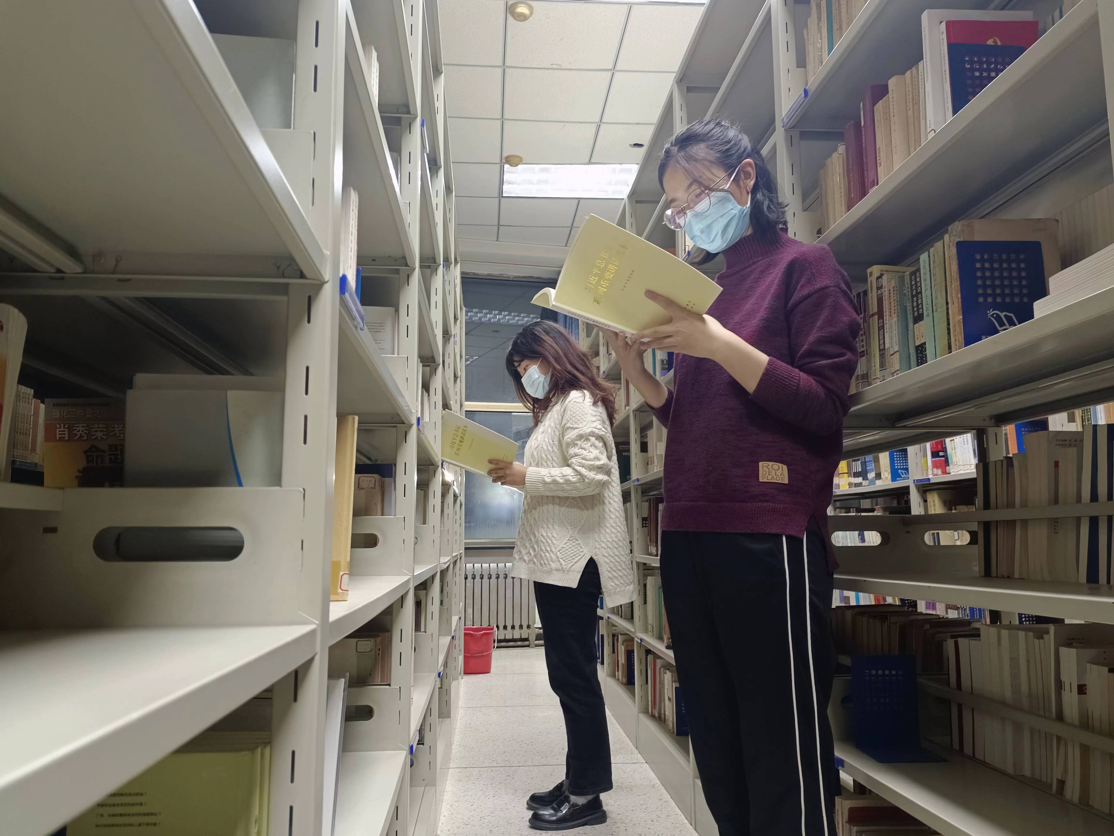 一起阅读《习近平总书记系列重要讲话读本》。深入理解总书记系列重要讲话的重大意义、科学内涵、精神实质和实践要求。