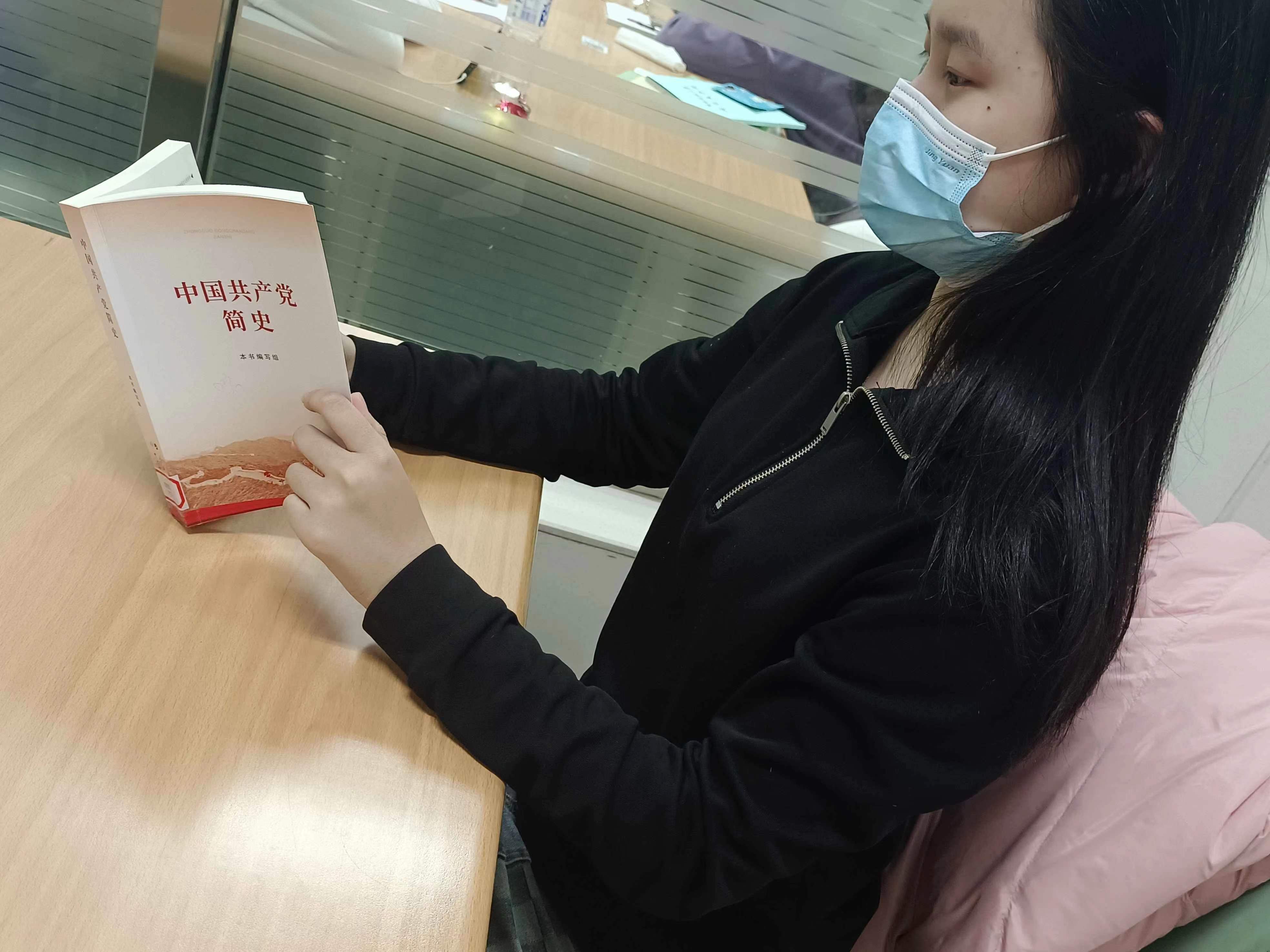 静坐一隅，学习《中国共产党简史》。以史为鉴，以史明志。