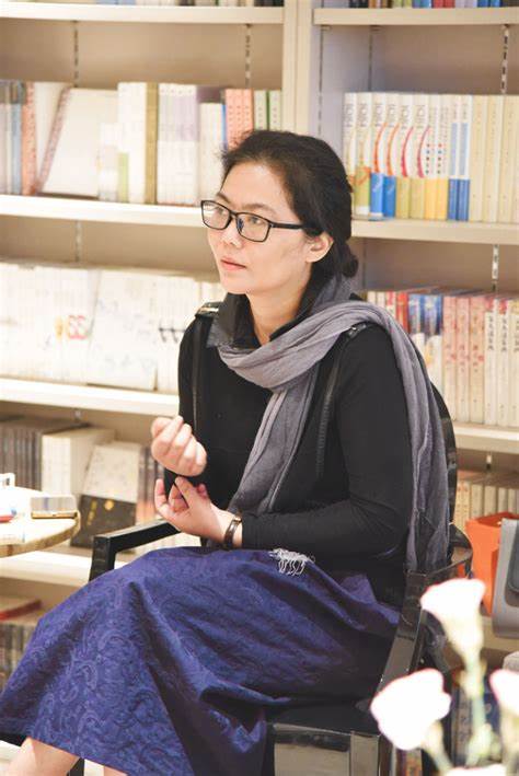 烟霞里:四十年记忆绽放如烟霞,个体生命与时代大浪的回旋史诗 - 大咖讲坛 - 中国大学生在线