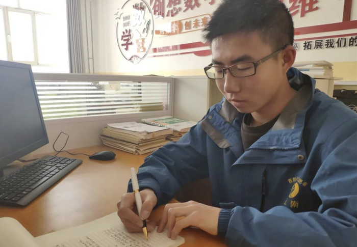 在青海省玉树藏族自治州杂多县第二民族中学，王彪在备课