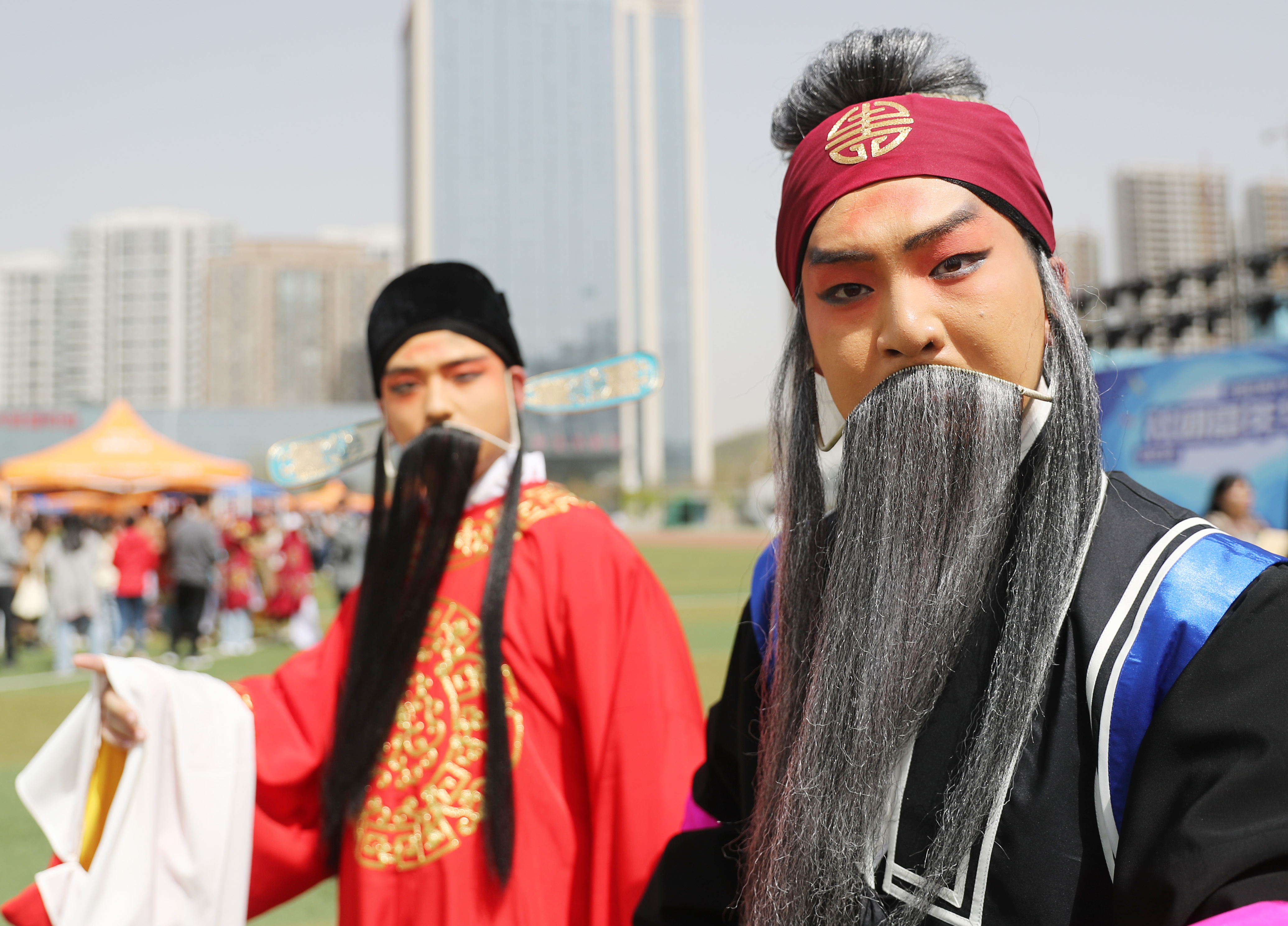 4月15日，中国石油大学（华东）韵远京剧队的队员（右）在指导大学生京剧的表演技巧。（张进刚 摄）