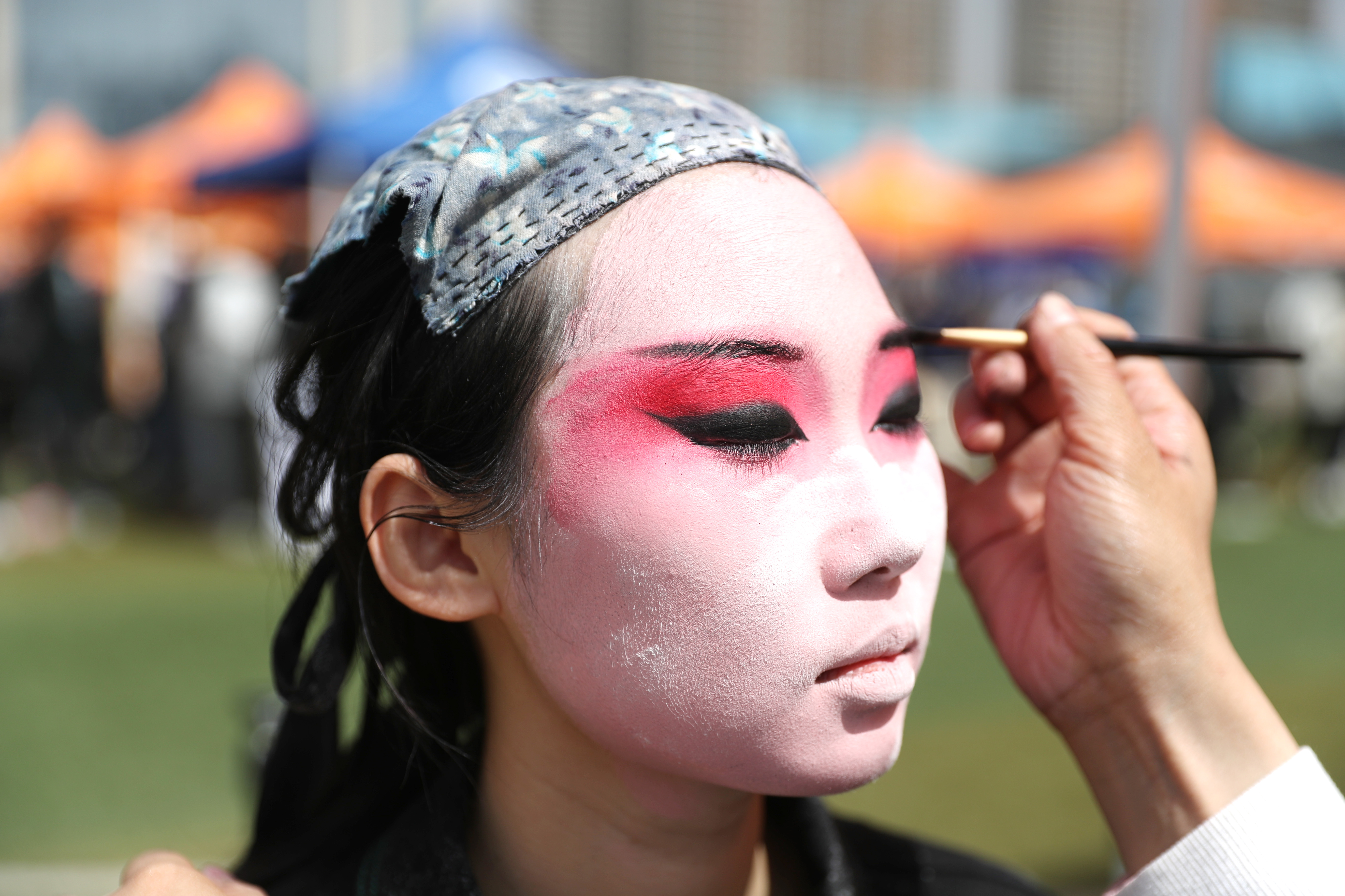 4月15日，中国石油大学（华东）韵远京剧队的队员在化妆。（张进刚 摄2）