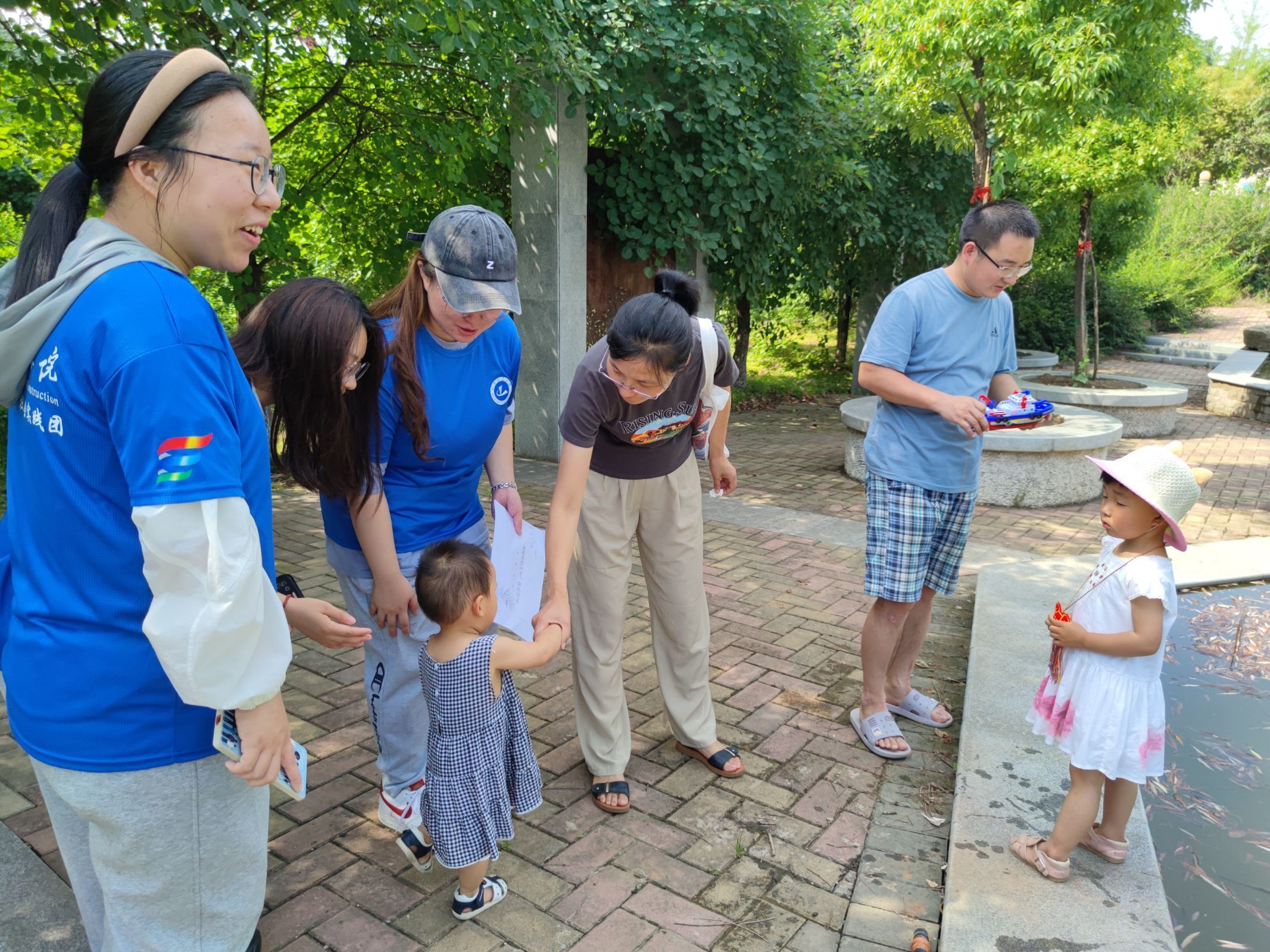02 图为实践团成员向居民宣传心理健康教育 河南城建学院 钱梦男 提供
