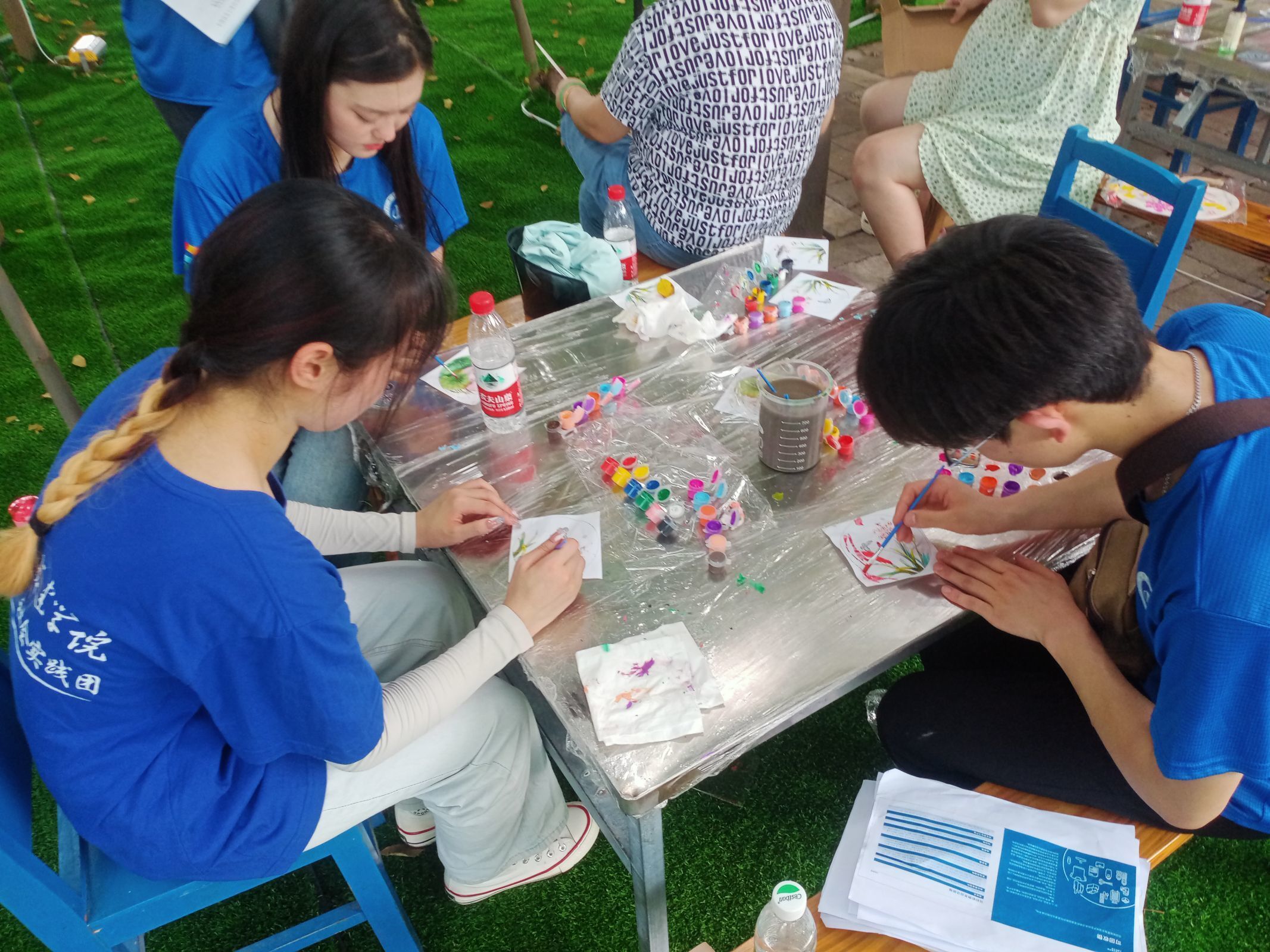 03 图为实践团成员为小朋友们制作礼物 河南城建学院 钱梦男 提供