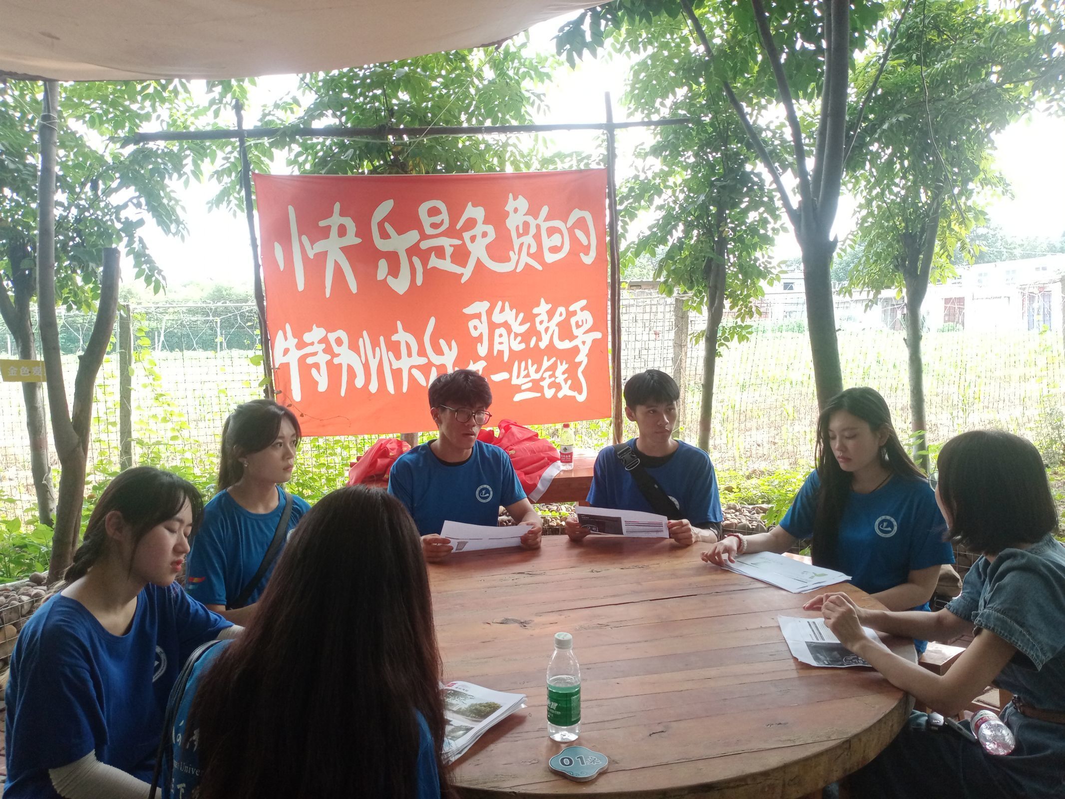 04 图为实践团成员开会讨论后续活动事宜 河南城建学院 钱梦男 提供