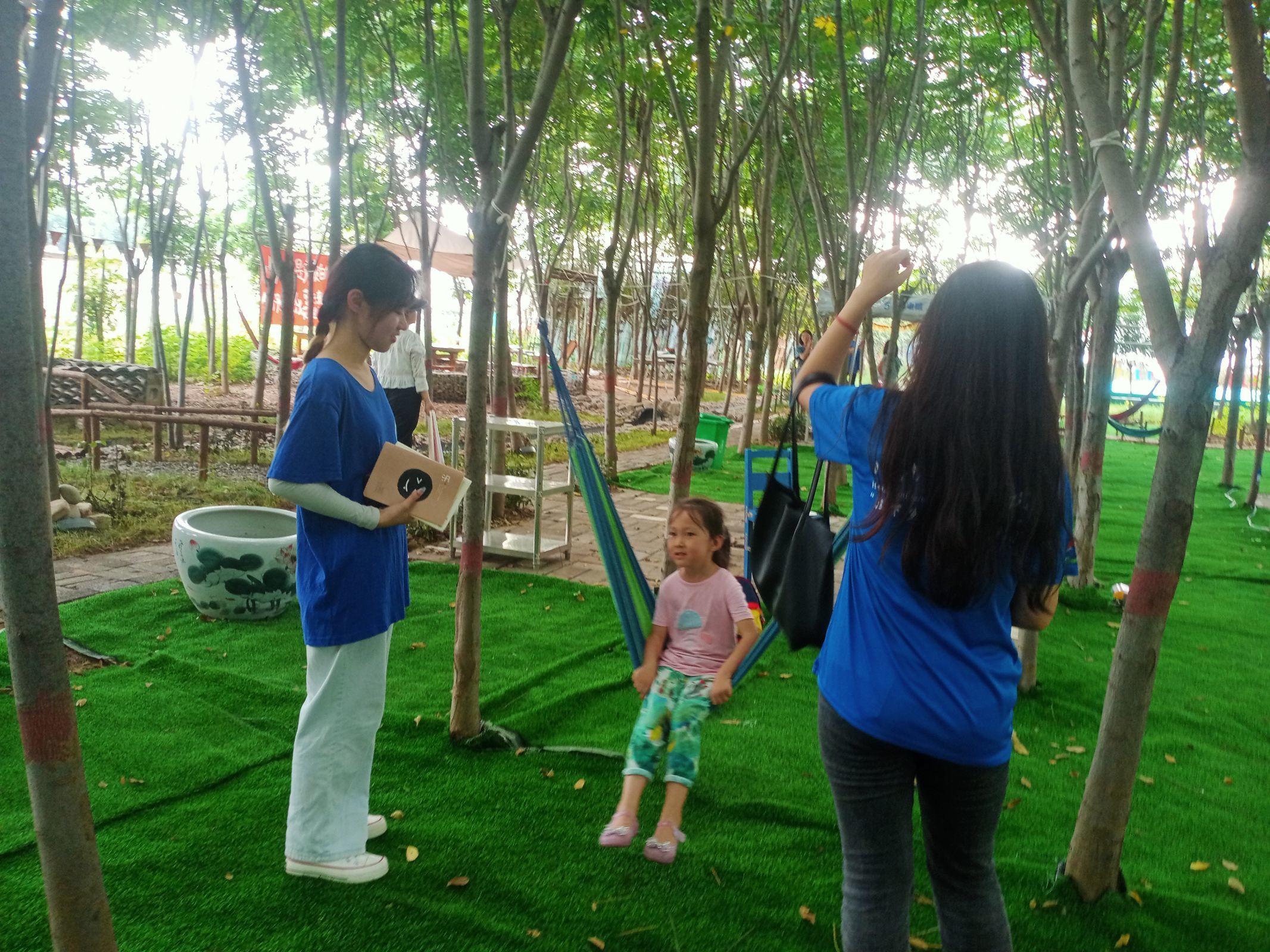 05 图为实践团成员和小朋友一起玩秋千 河南城建学院 钱梦男 提供