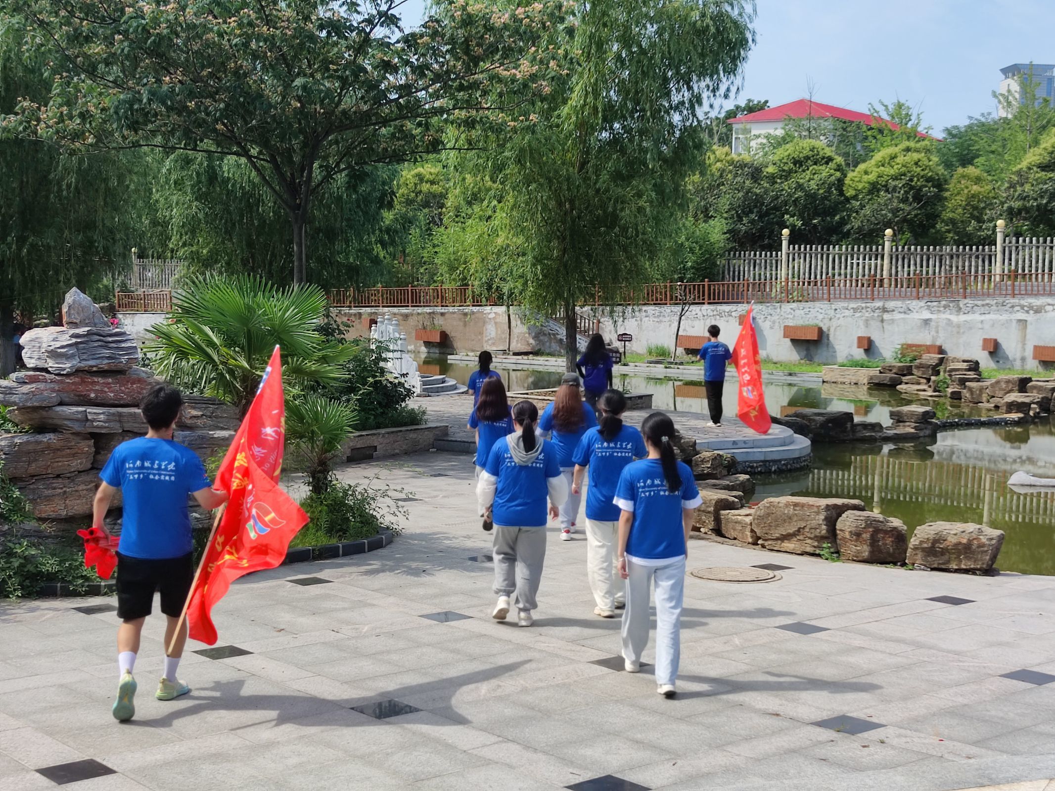 06 图为实践团成员活动结束后结队离开 河南城建学院 钱梦男 提供