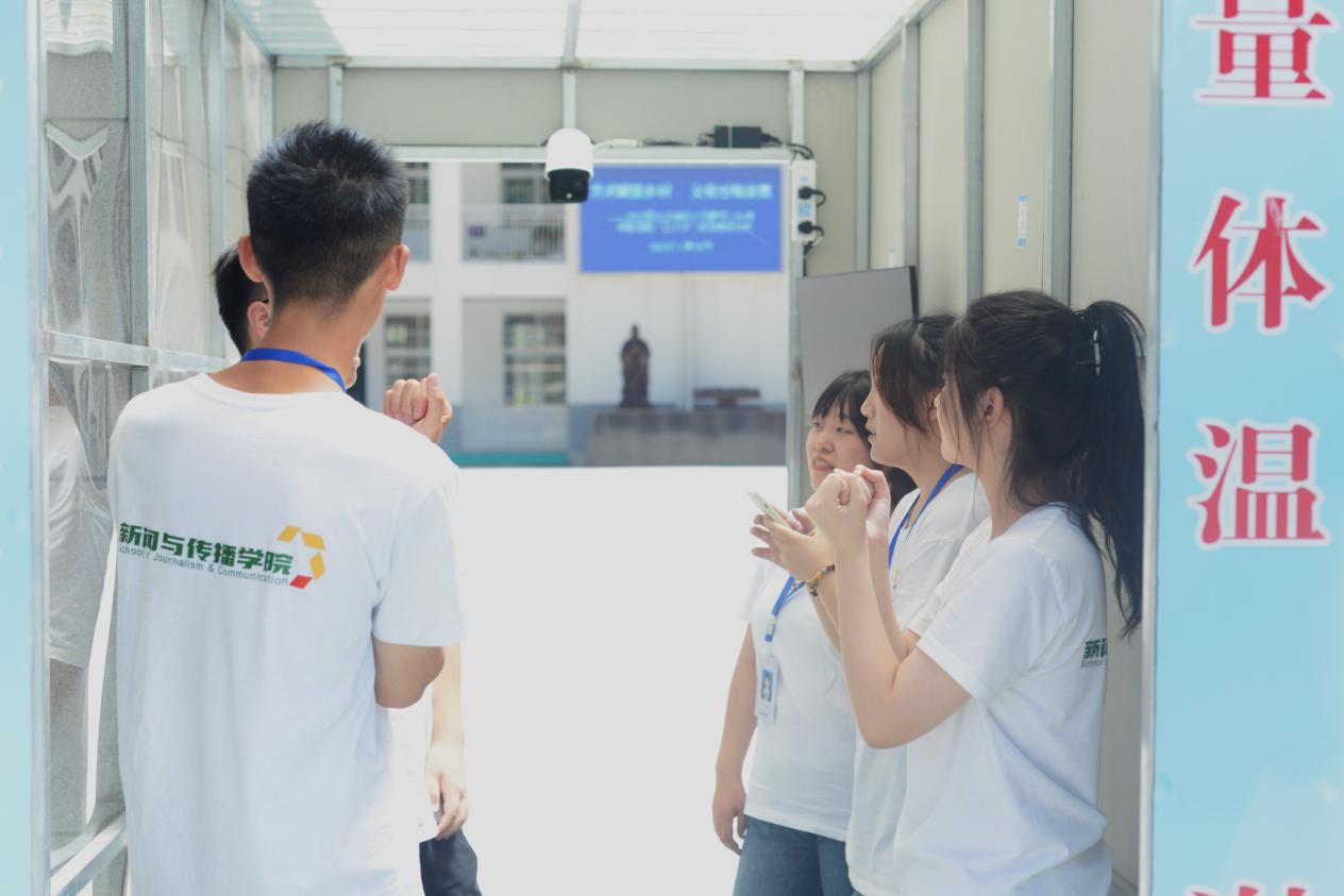 图为清晨，志愿者们在学校门口等待孩子们的到来，在新的一天开始之际为自己加油打气。通讯员 阎奕璇 供图