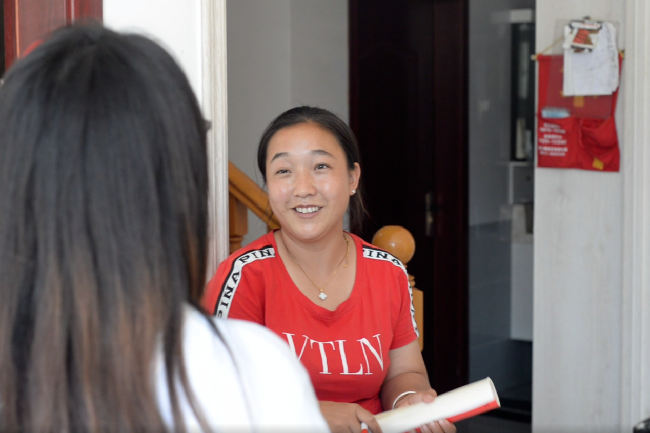 图为实践团走进钟宝镇小学一位学生家中进行拜访，学生的母亲是当地的一位民宿经营者。通讯员 阎奕璇 供图