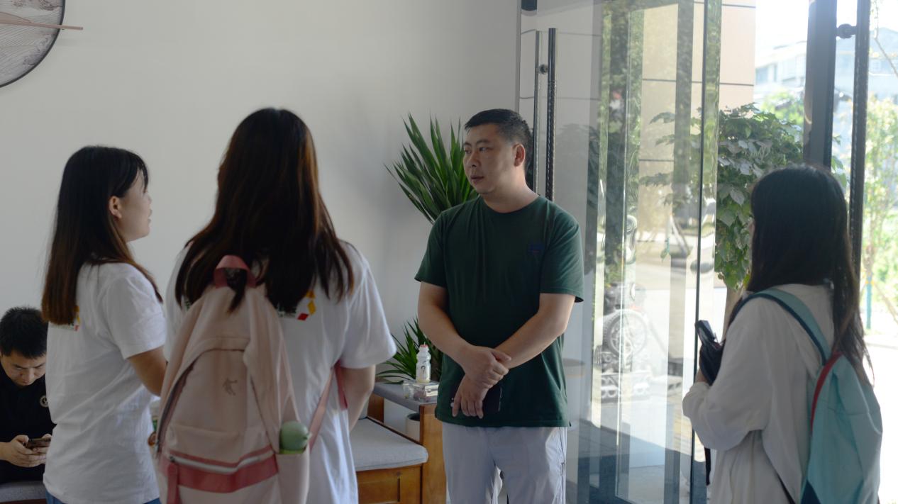 图为旧城村驻村第一书记在民宿接待中心为实践团讲解钟宝镇民宿的发展模式与现状。通讯员 阎奕璇 供图