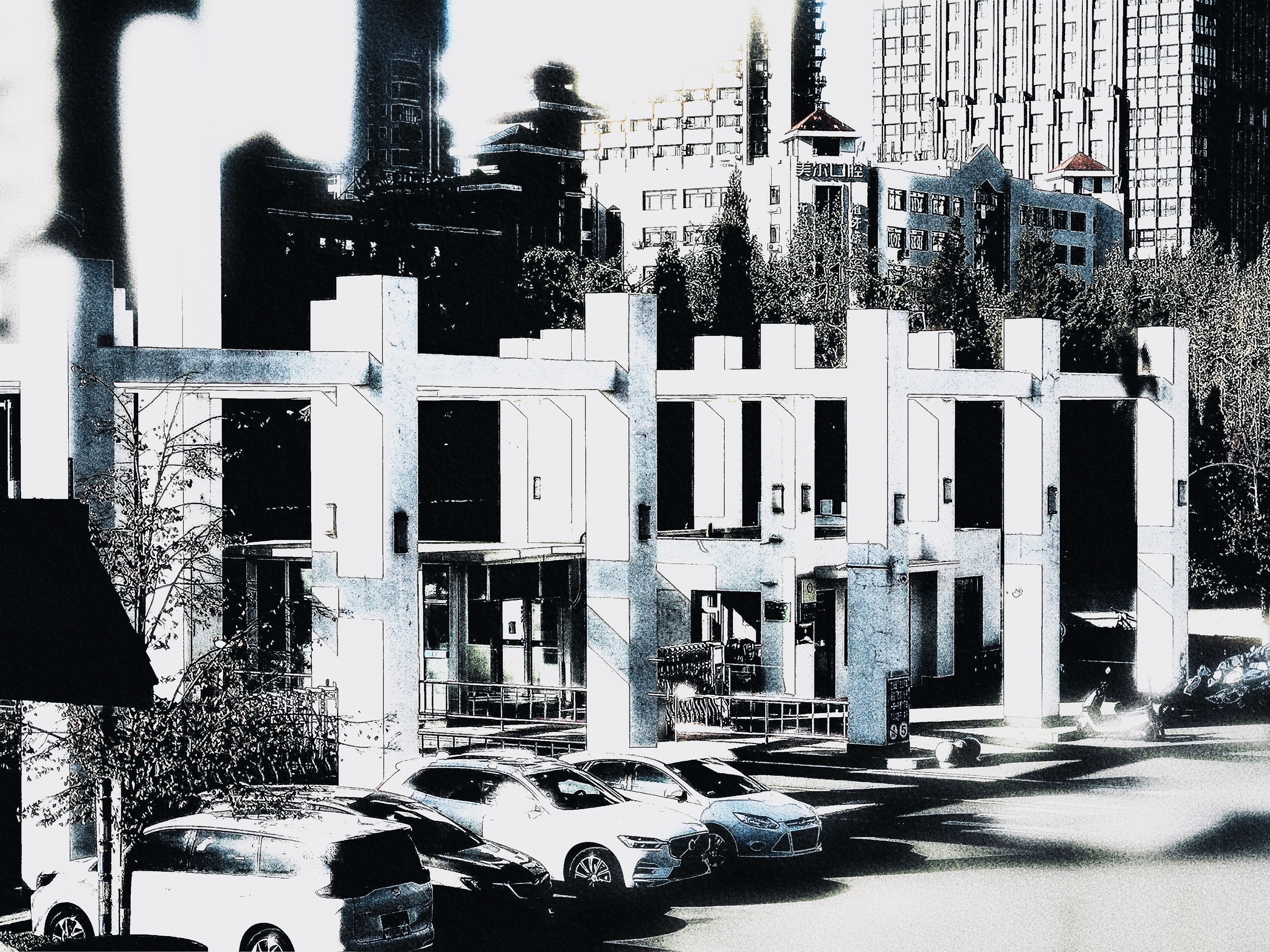 冬日下午，学校门前的白柱沐浴在温暖的阳光中，犹如一道宁静的画卷。金辉洒在柱子上，勾勒出细致的线条，突显冬日的宁静美感。