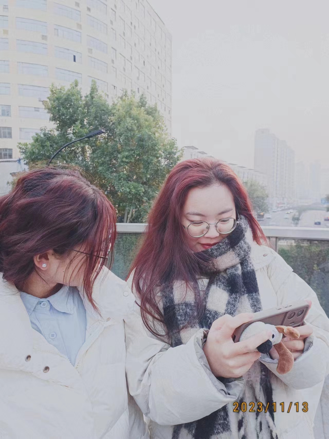 阴天的下午，和伙伴们一起去“city walk”。在天桥上看到了日落。同学拍了后欣喜的让我看，成为永恒的瞬间！