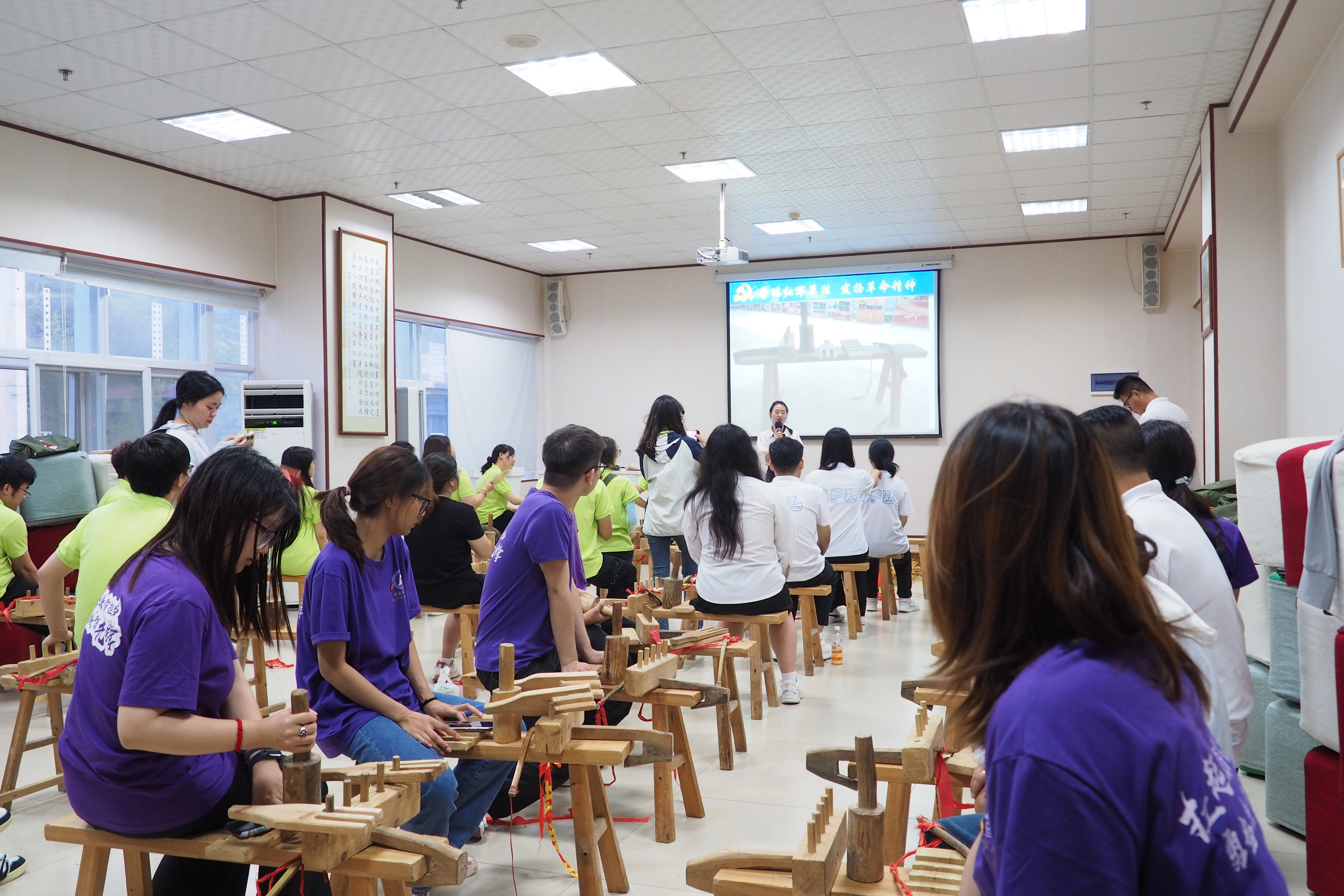 基地老师讲解编织草鞋的工具和历史