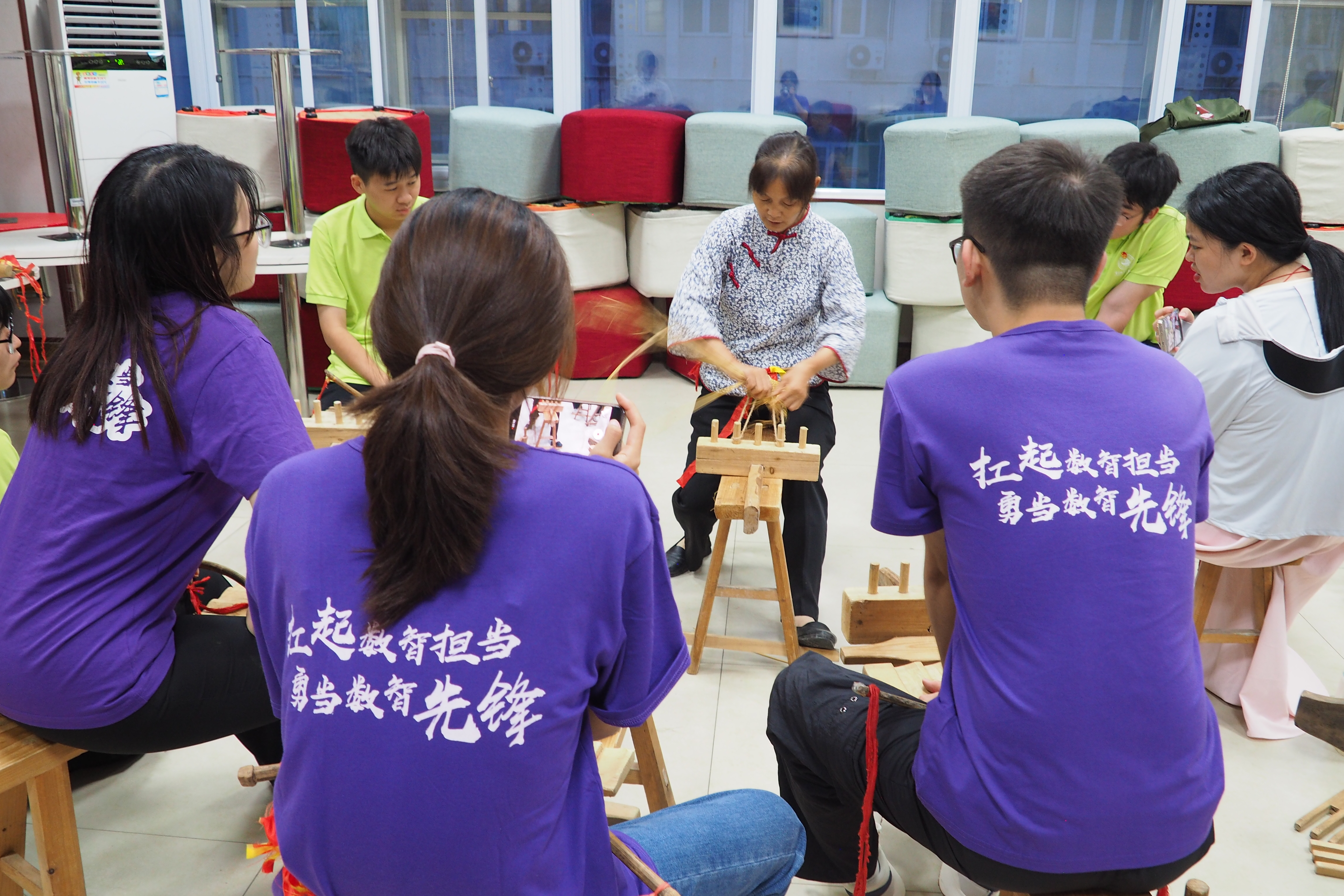 教学老师亲手示范草鞋的编织