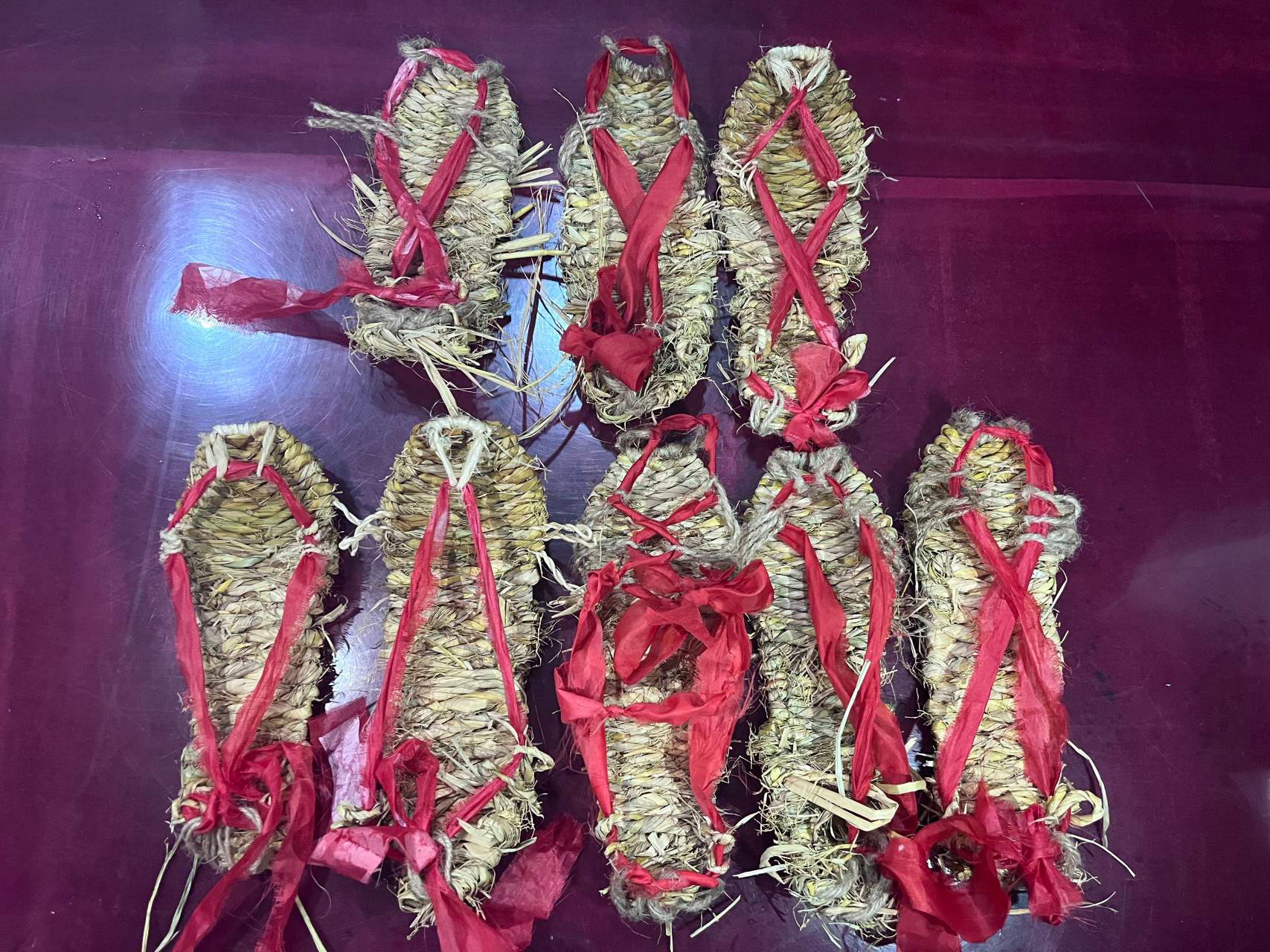 成员编织红军草鞋的成果