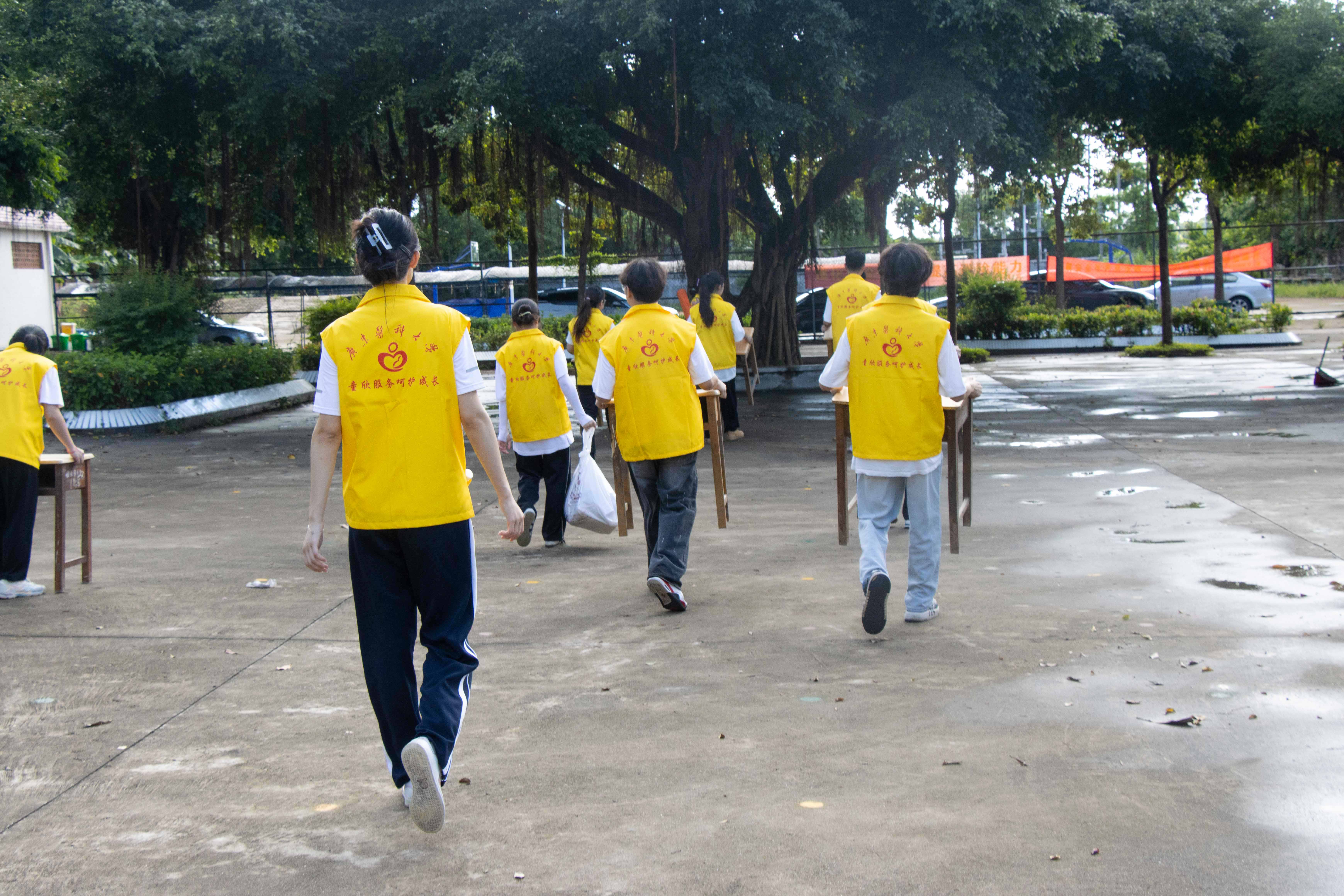 图为服务队队员到达学校准备物质。  冯家祥 供图