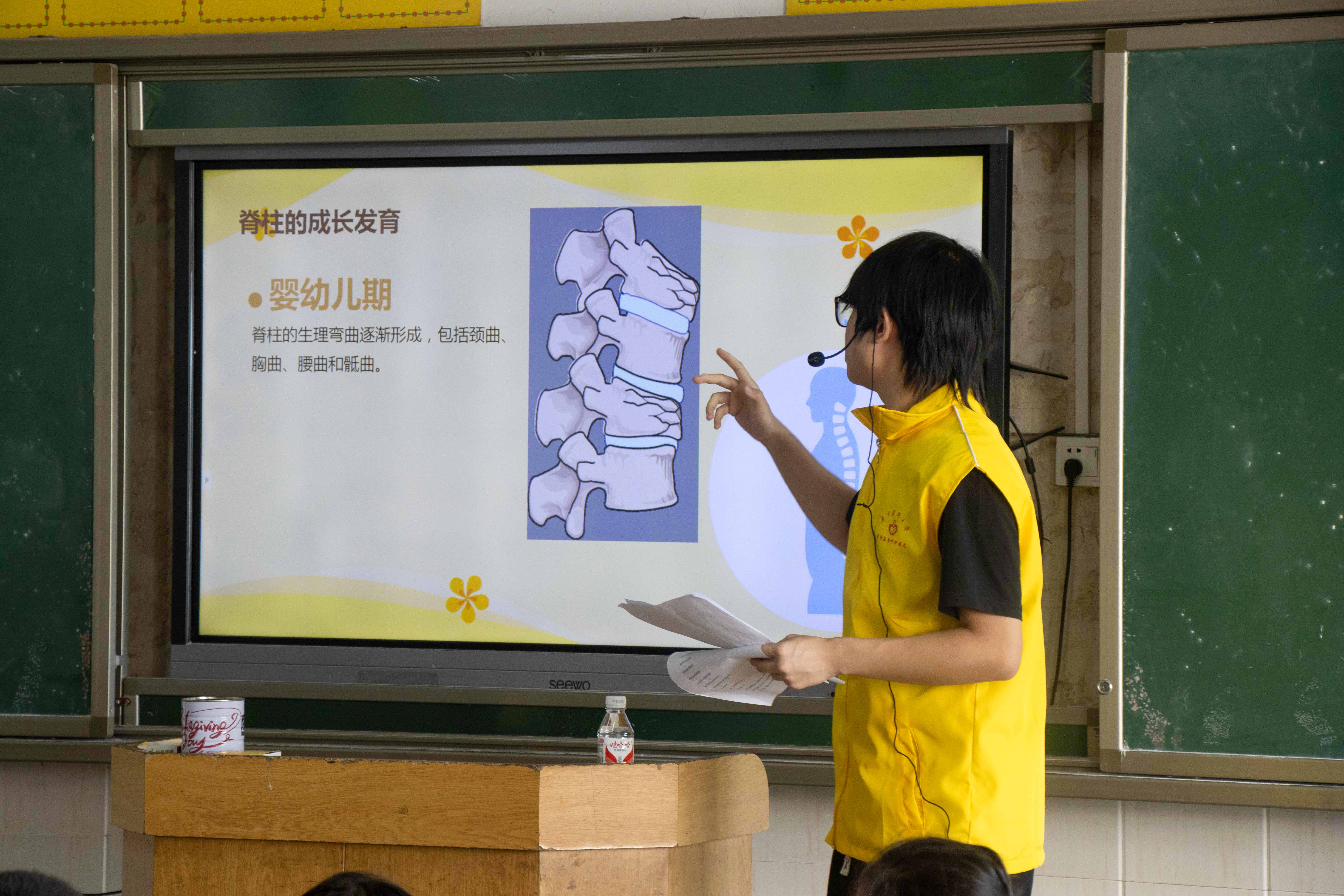 图为服务队队员给小朋友们进行脊柱侧弯知识科普。 冯家祥 供图