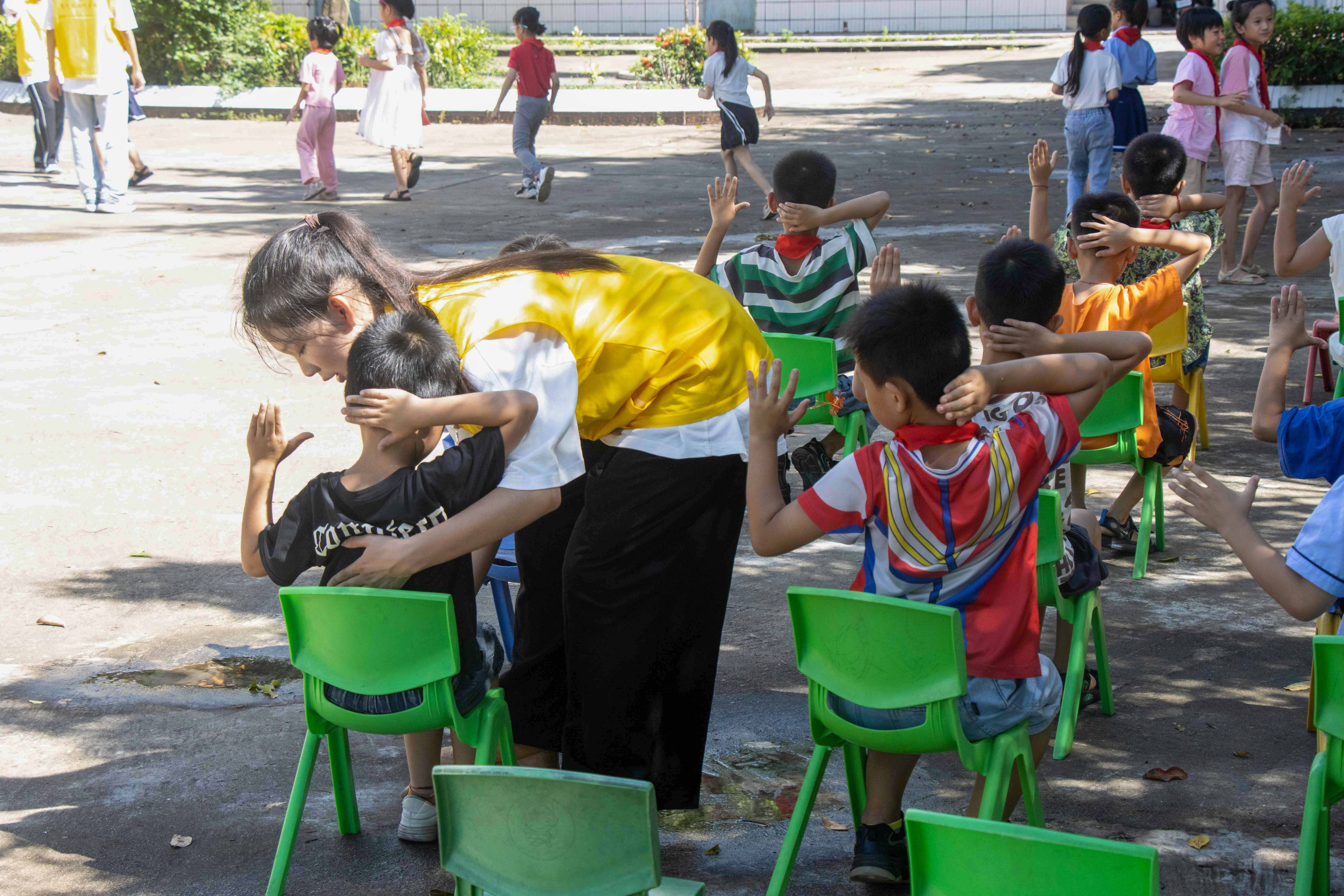 图为服务队队员指导小朋友学习脊柱健康操。 冯家祥 供图