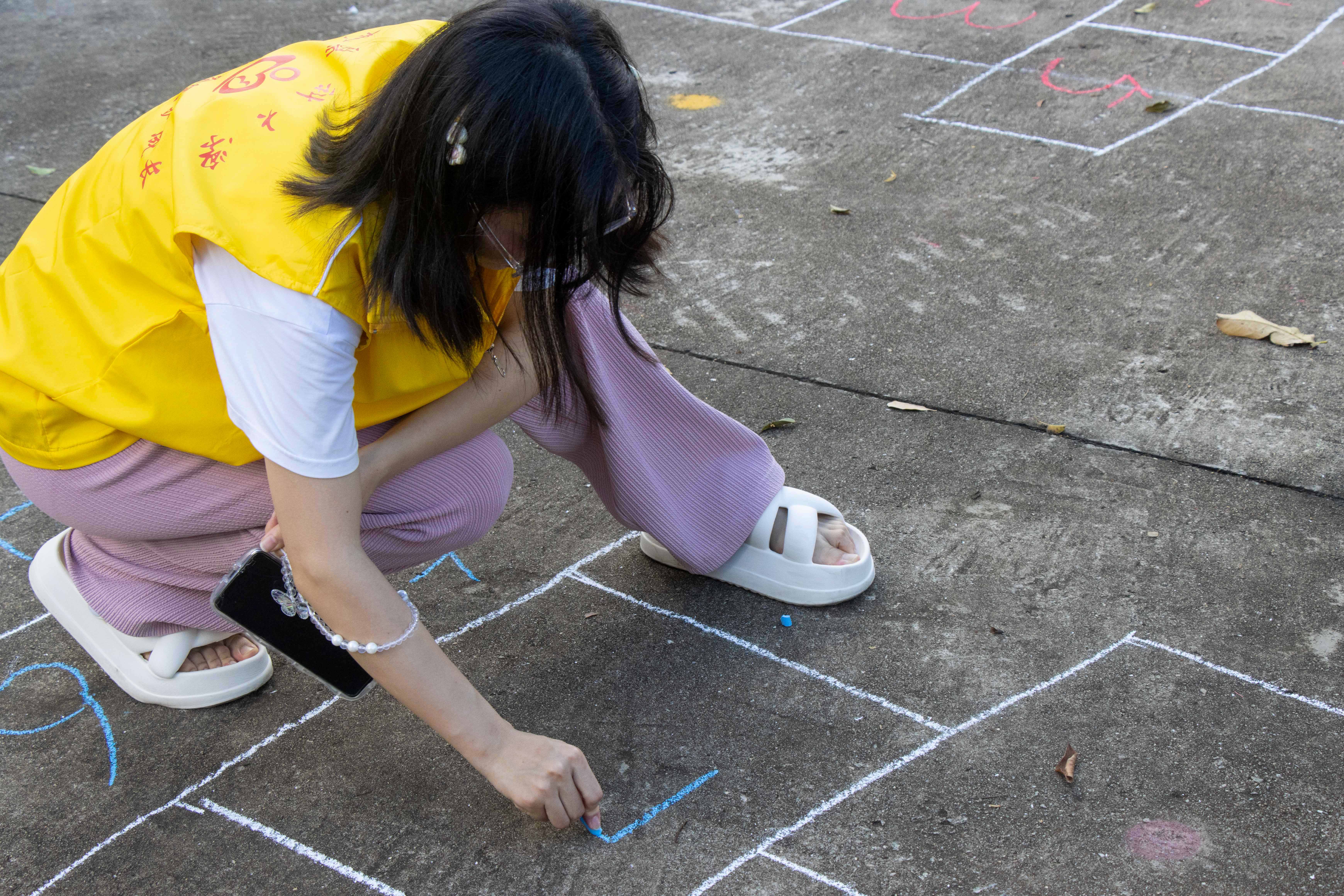 图为服务队队员为“脊柱保卫战游戏”做准备。 冯家祥 供图